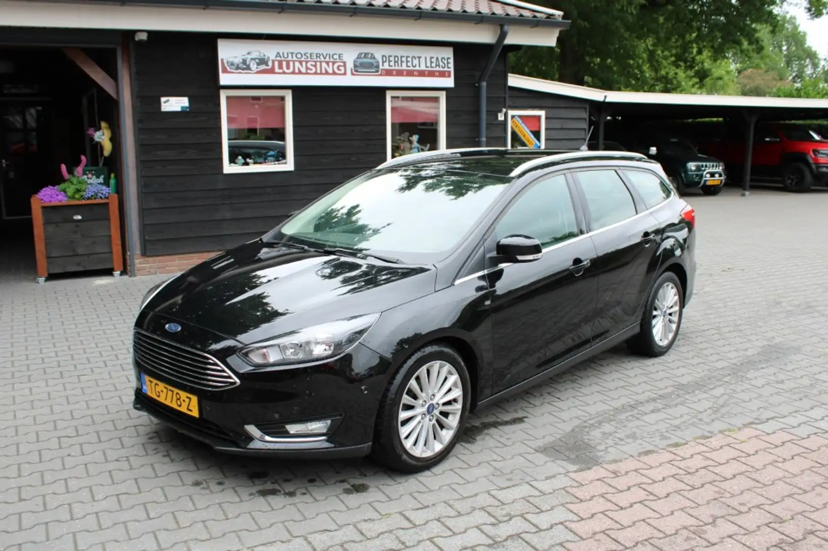 Ford Focus Wagon 1.0 TITANIUM - Navi Clima Parkeersensoren Zwart - 1