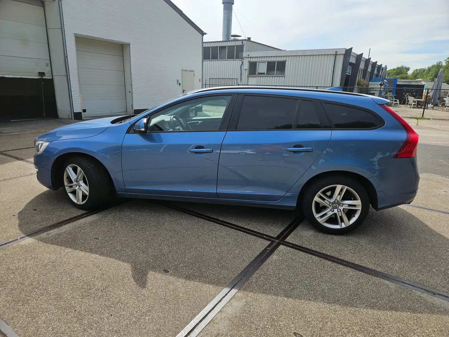 Volvo V60 2.0 T3 Summum Bleu - 2