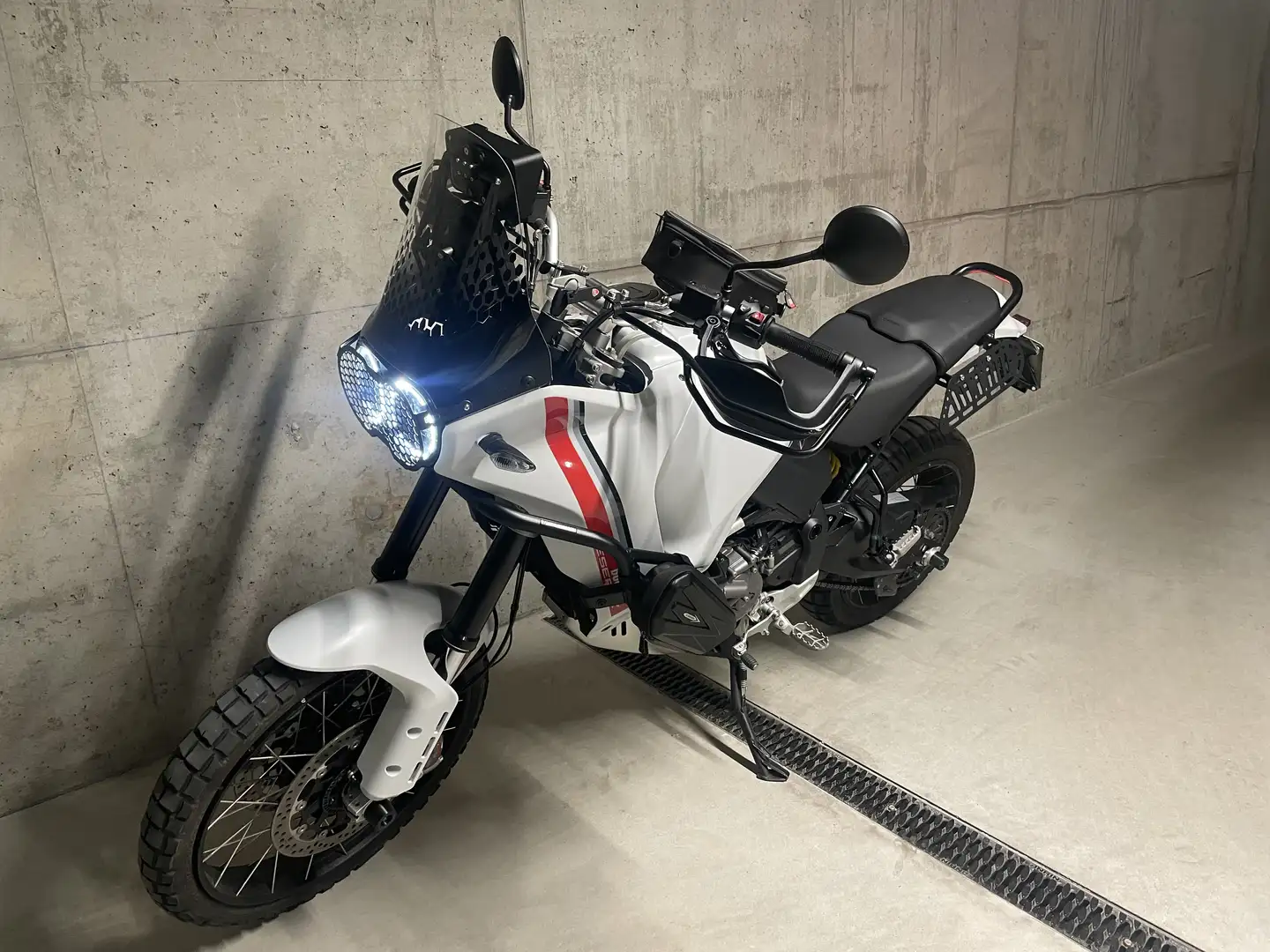 Ducati DesertX Weiß - 2