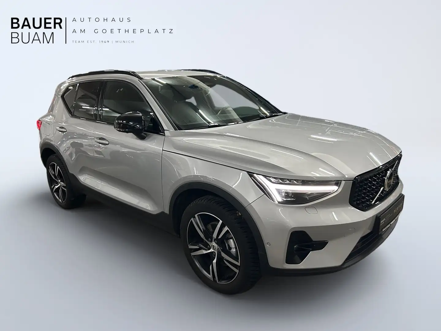 Volvo XC40 Plus Dark 2WD Grau - 2
