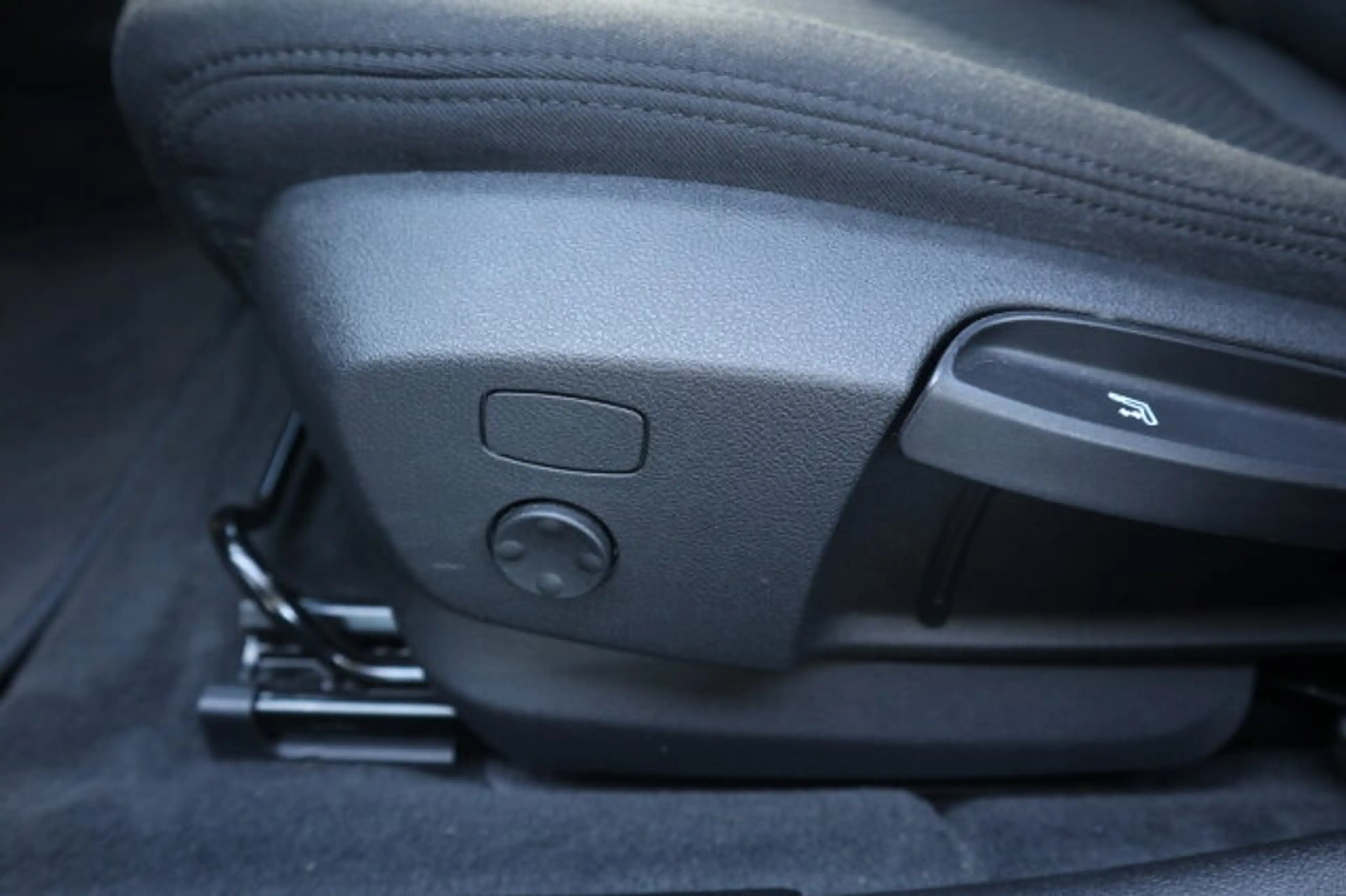 BMW 118 1er - i Advantage Autom./Klima LED/Park-Assist./Sitzhzg./el.Sitzv./MF-Lenkrad/BC/Tempomat/L-R Sensor/eFH./NSW — photo 10