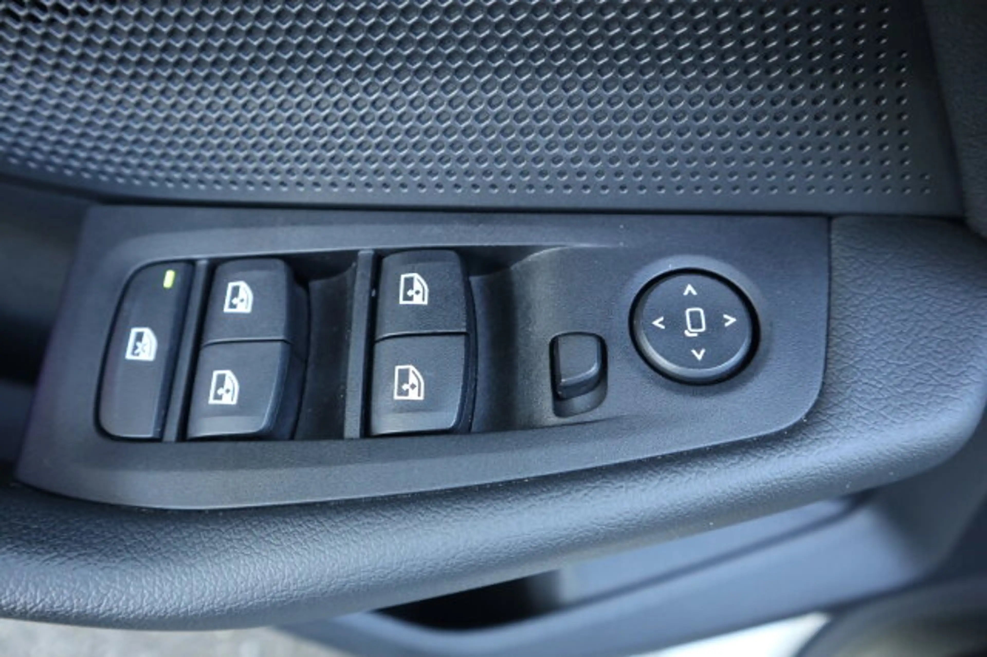 BMW 118 1er - i Advantage Autom./Klima LED/Park-Assist./Sitzhzg./el.Sitzv./MF-Lenkrad/BC/Tempomat/L-R Sensor/eFH./NSW — photo 9