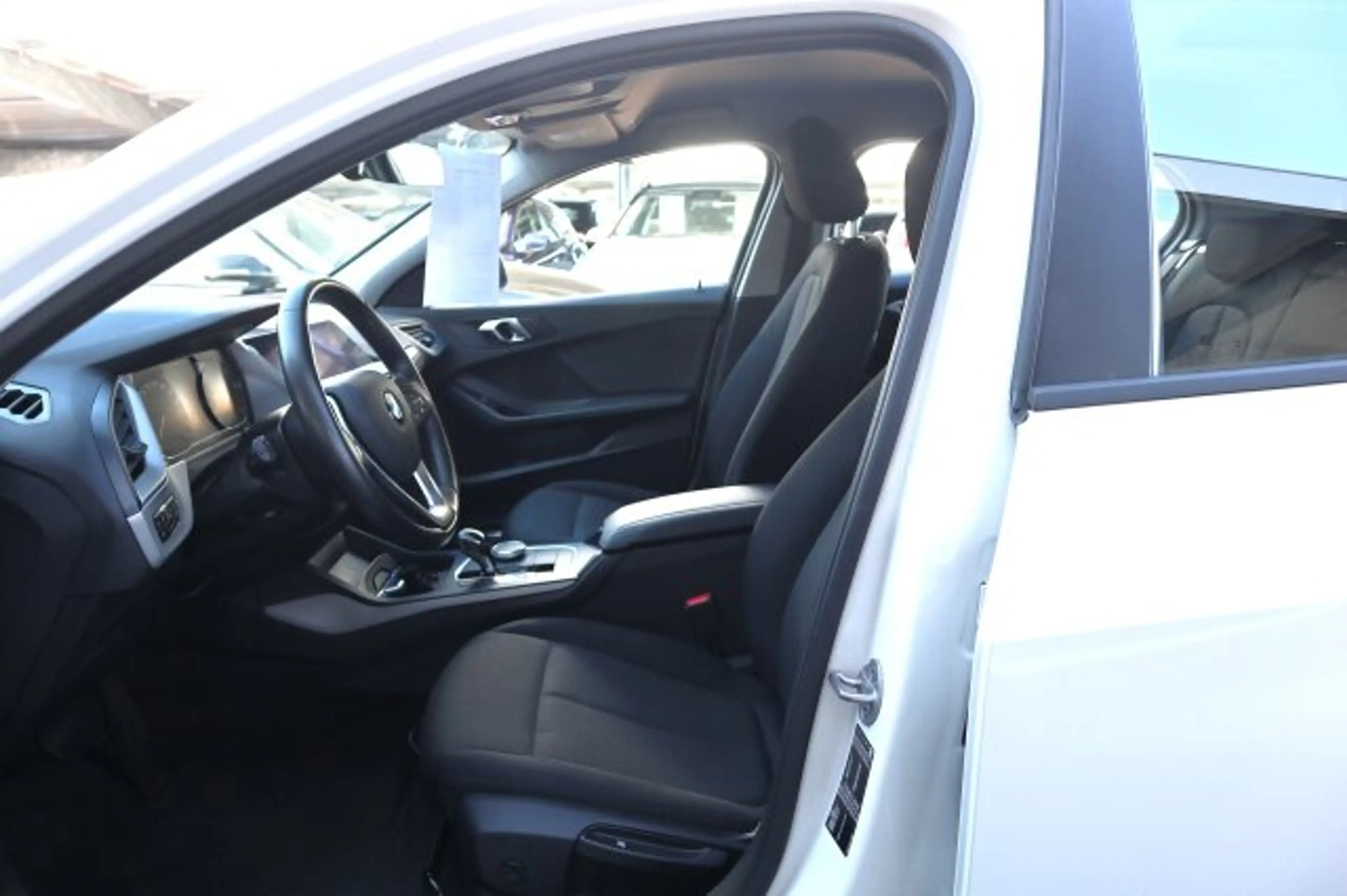 BMW 118 1er - i Advantage Autom./Klima LED/Park-Assist./Sitzhzg./el.Sitzv./MF-Lenkrad/BC/Tempomat/L-R Sensor/eFH./NSW — photo 8