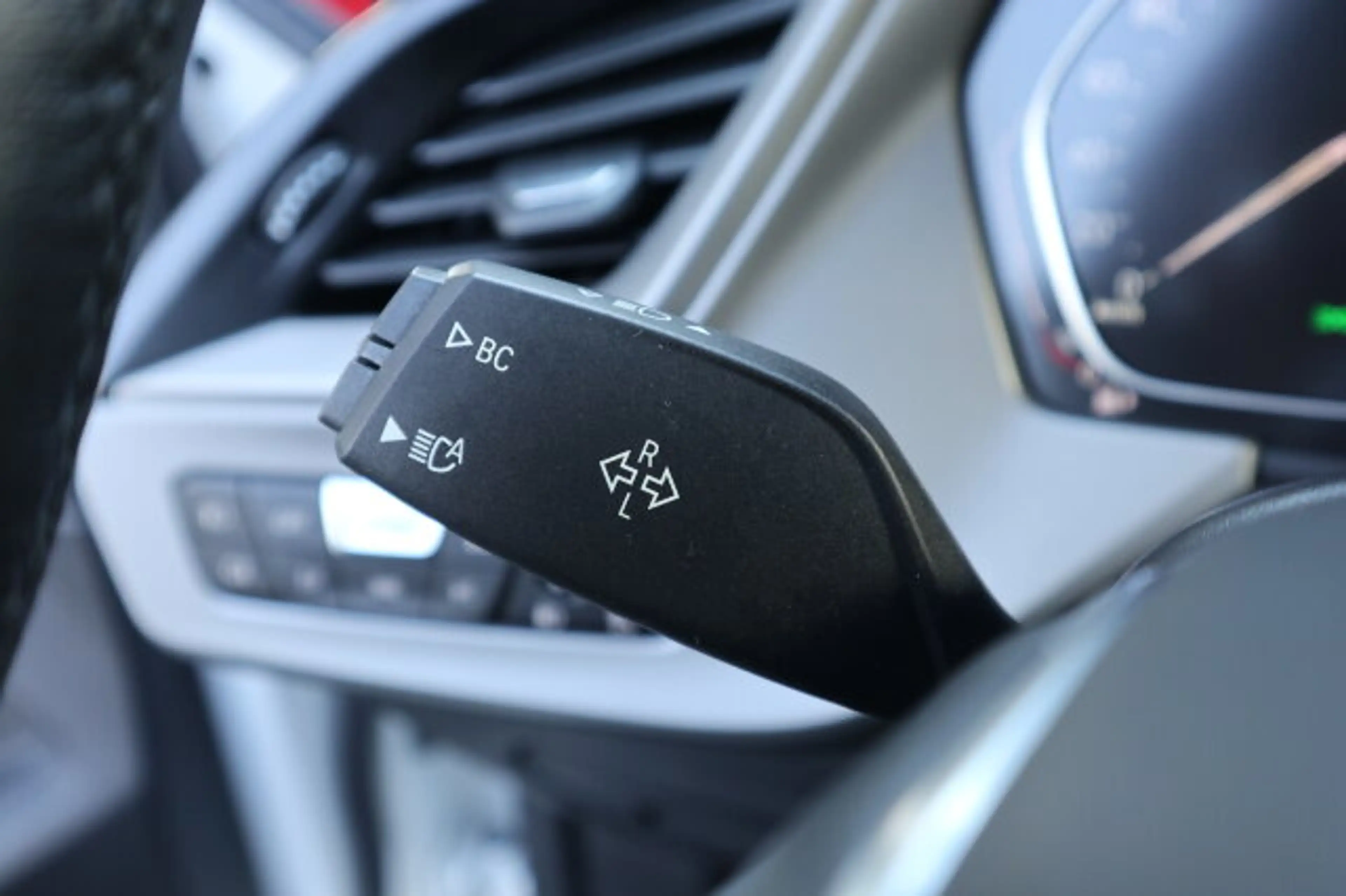 BMW 118 1er - i Advantage Autom./Klima LED/Park-Assist./Sitzhzg./el.Sitzv./MF-Lenkrad/BC/Tempomat/L-R Sensor/eFH./NSW — photo 12