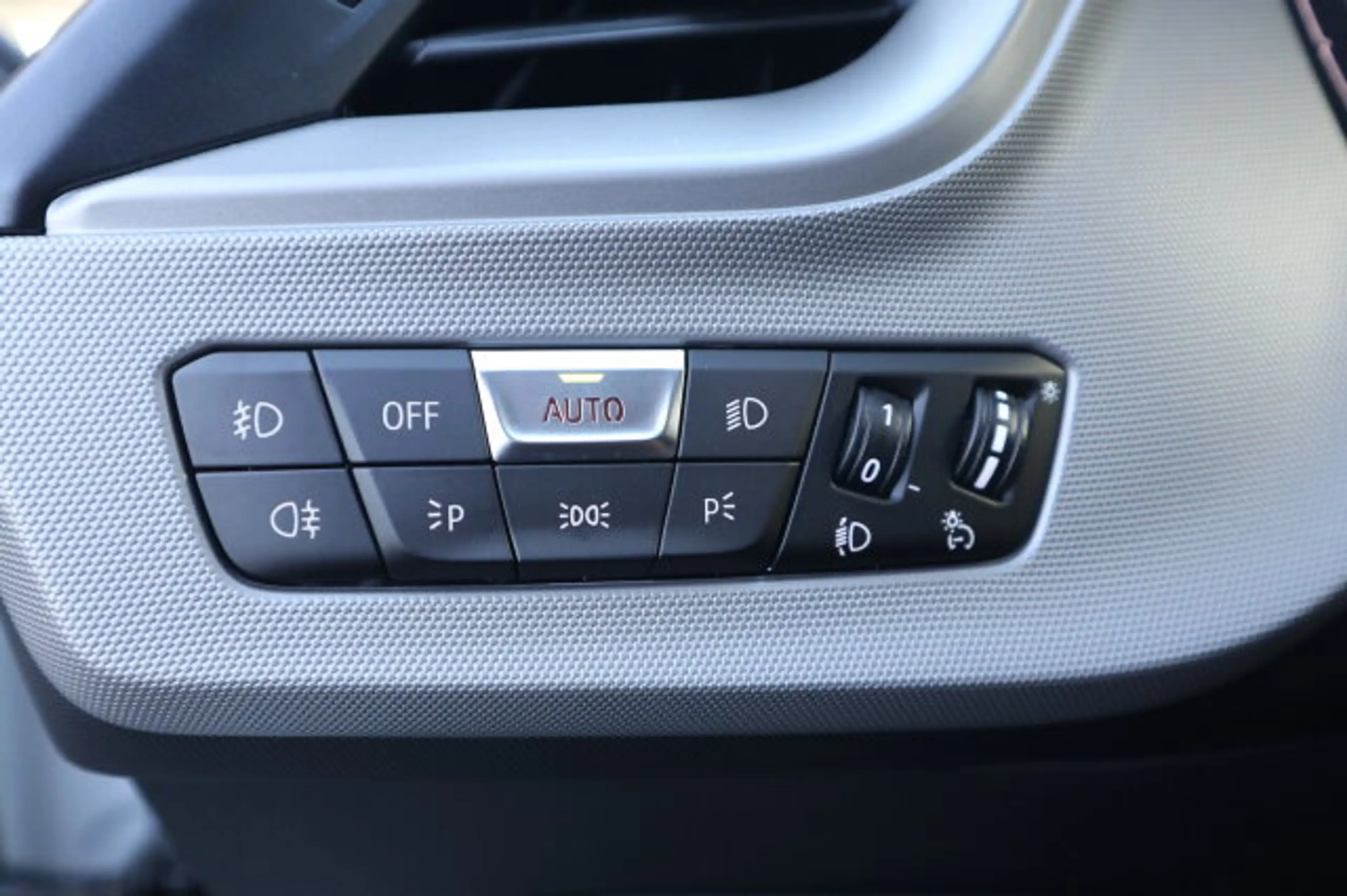 BMW 118 1er - i Advantage Autom./Klima LED/Park-Assist./Sitzhzg./el.Sitzv./MF-Lenkrad/BC/Tempomat/L-R Sensor/eFH./NSW — photo 11