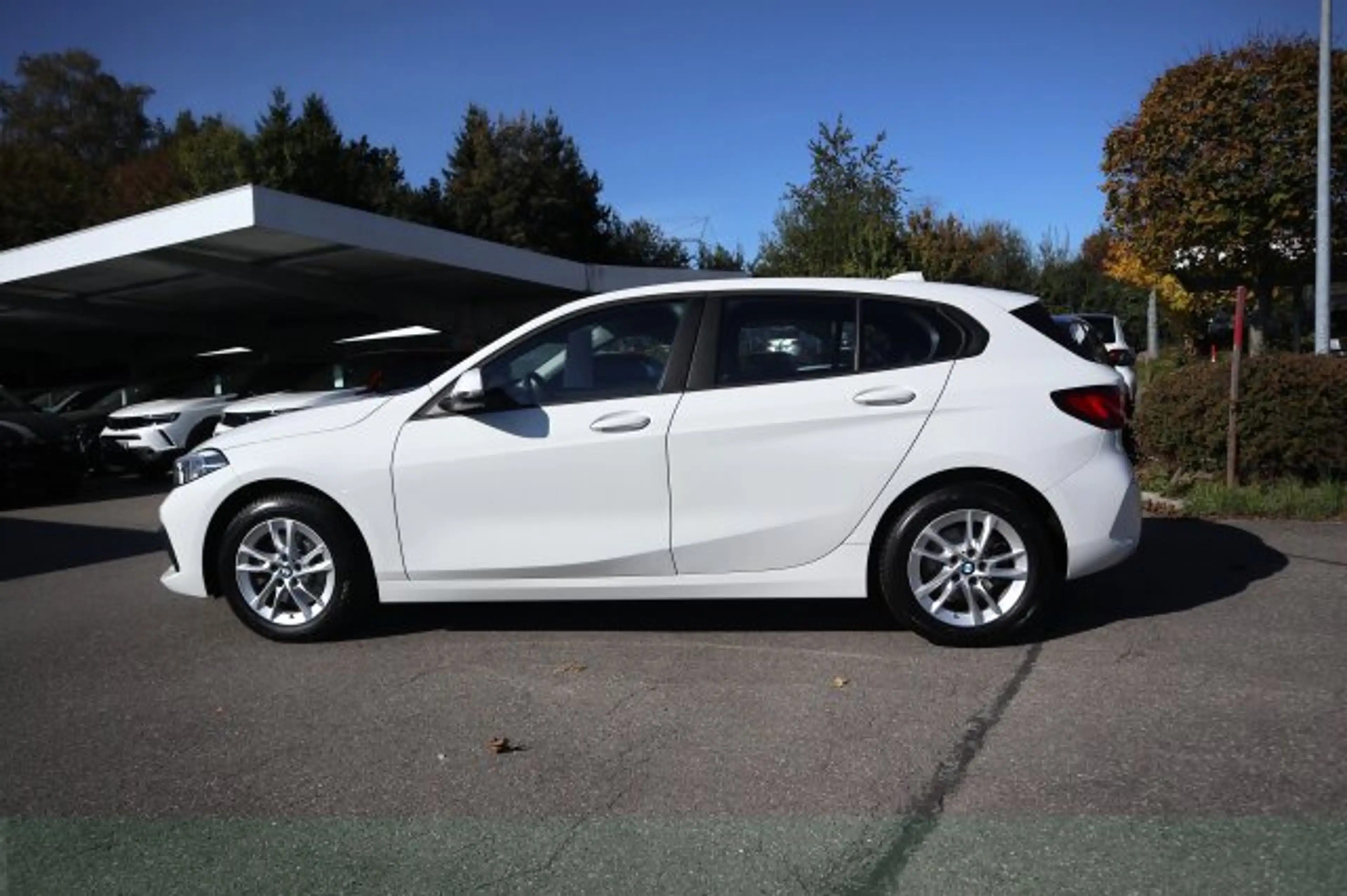 BMW 118 1er - i Advantage Autom./Klima LED/Park-Assist./Sitzhzg./el.Sitzv./MF-Lenkrad/BC/Tempomat/L-R Sensor/eFH./NSW — photo 4