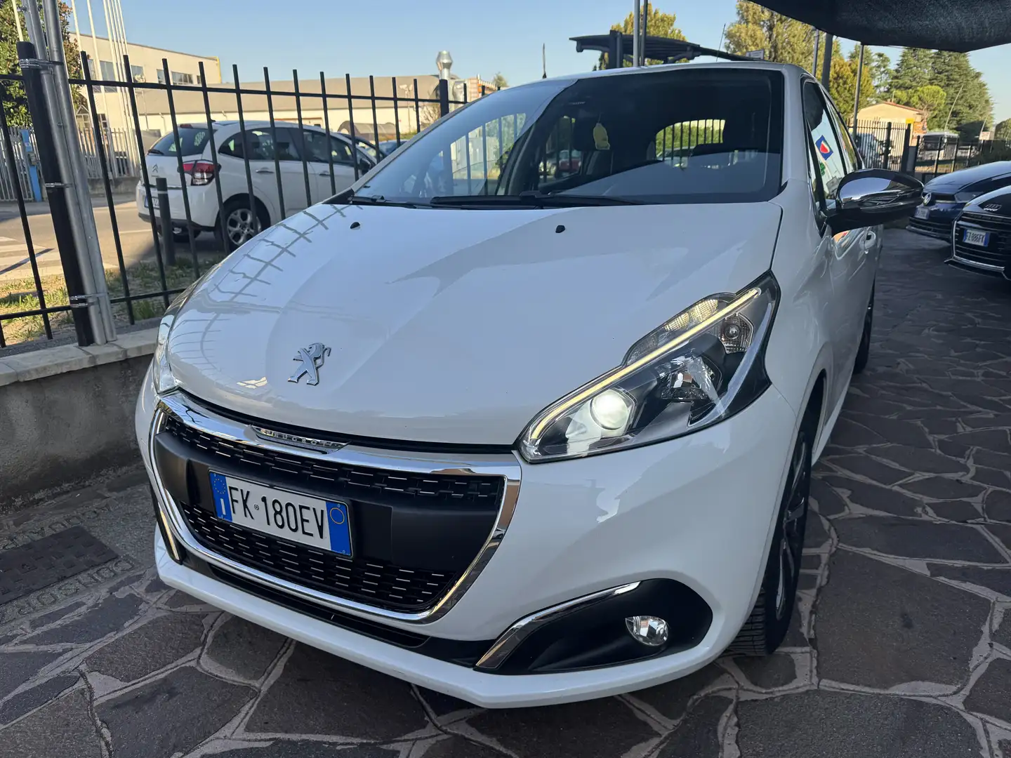 Peugeot 208 5p 1.2 puretech Allure 82cv neo patentati Bianco - 1
