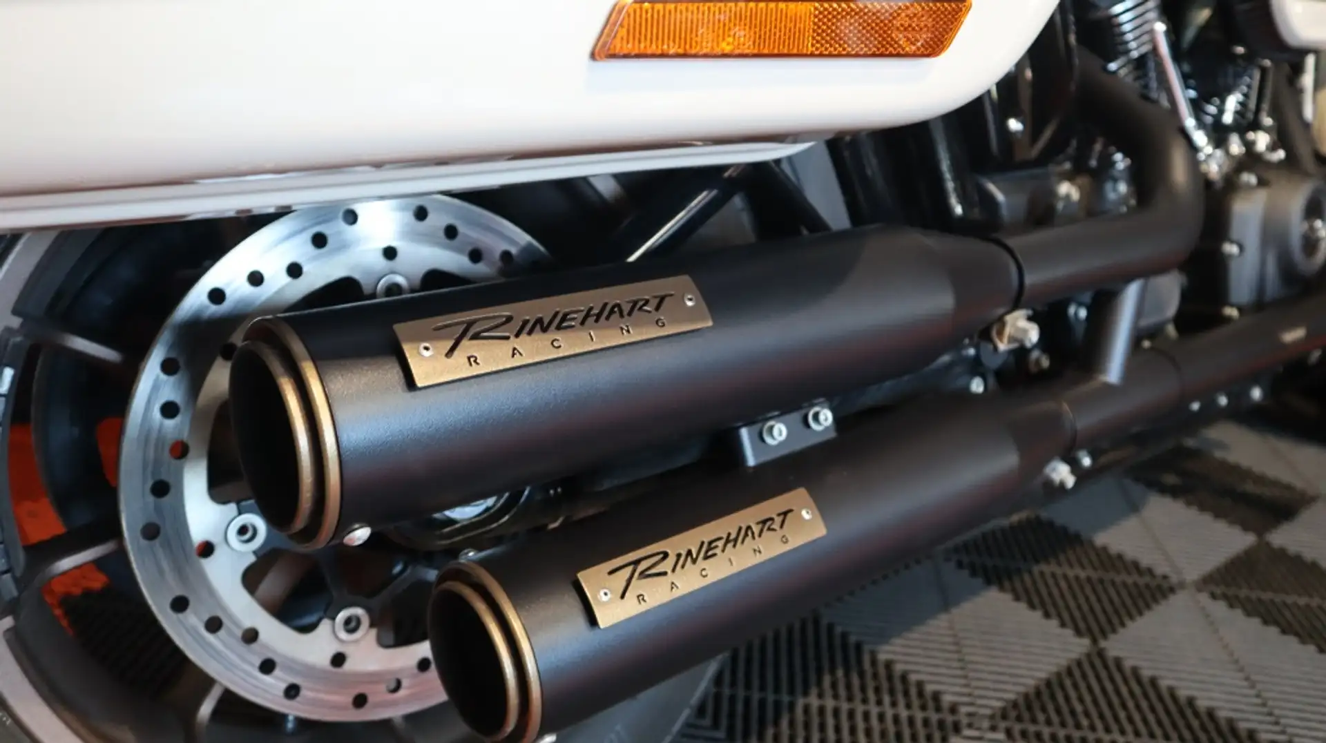 Harley-Davidson Lowrider ST Tour Белый - 2