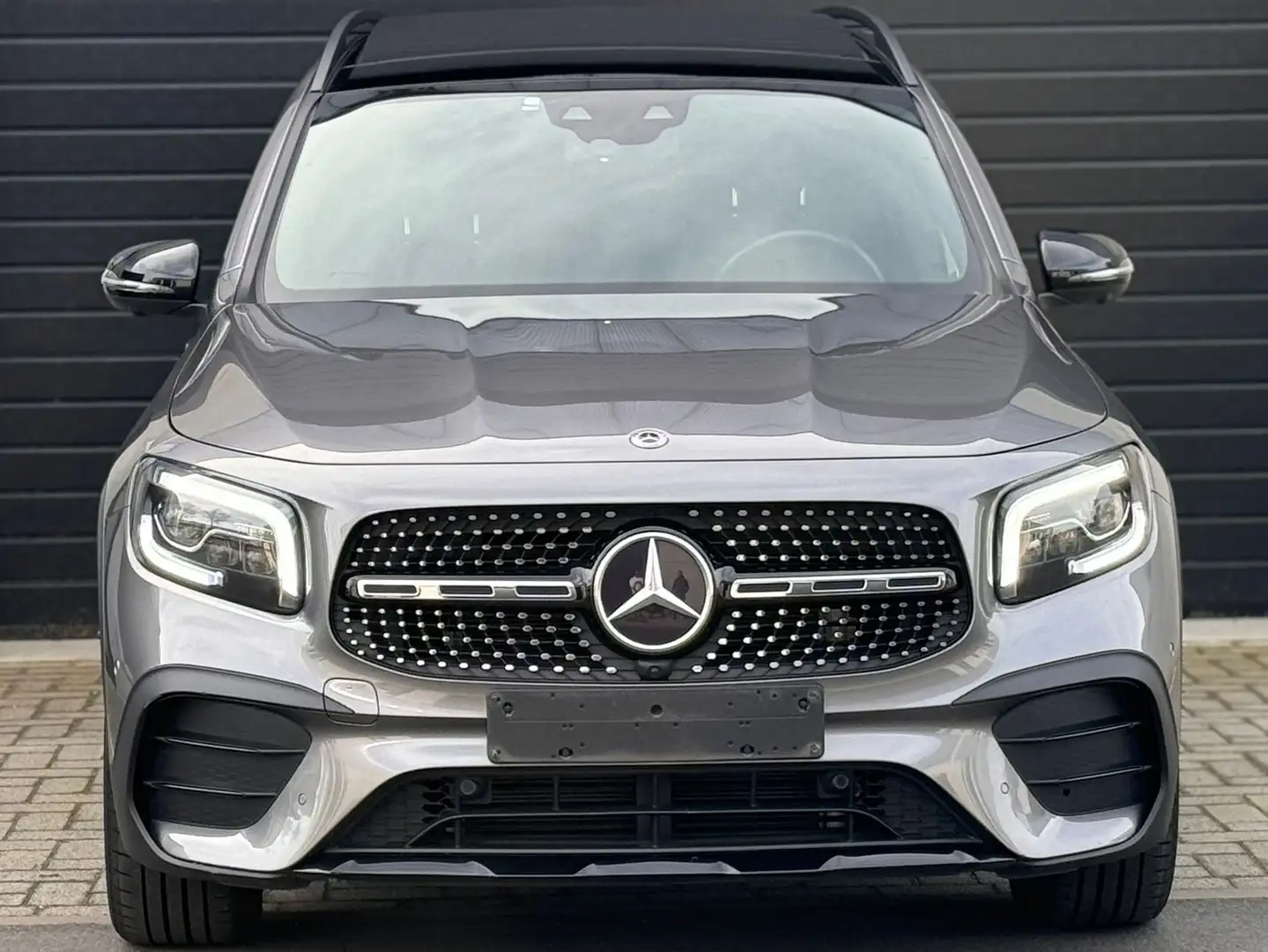 Mercedes-Benz GLB 180 AMG PANO-360CAM-BRMSTR-MEMORY-CARPLAY-SERVICEBOOK Grijs - 2