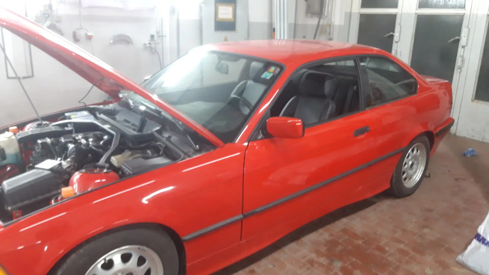 BMW 318 318is Червоний - 1