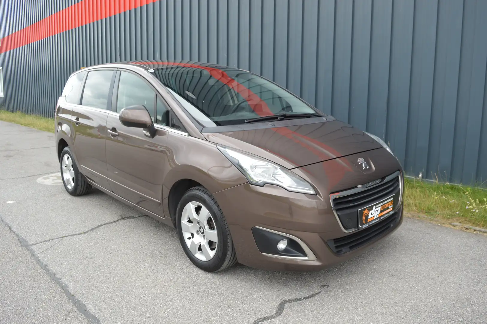 Peugeot 5008 1,6 BlueHDi **Automatik**7 Sitzer**Pickerl** Braun - 1