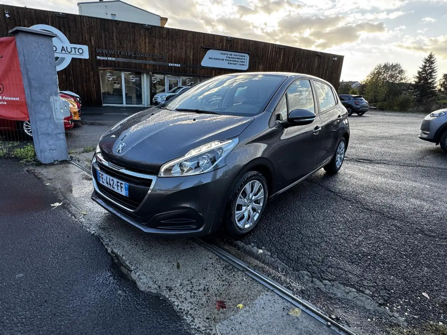 Peugeot 208 1.5 BlueHDi S\u0026S - 100 Active + clim Gris - 1