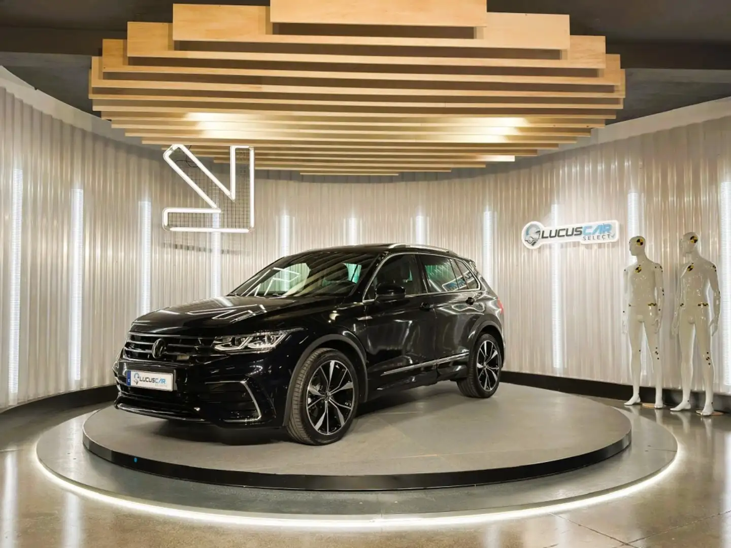Volkswagen Tiguan 2.0TDI R-Line DSG 110kW Zwart - 1