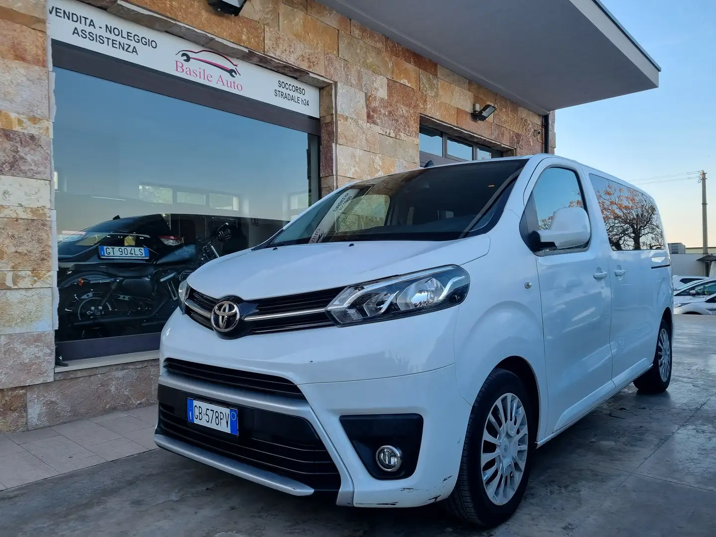 Toyota Proace 1.5d 120cv Lounge 5p 9posti Bílá - 2