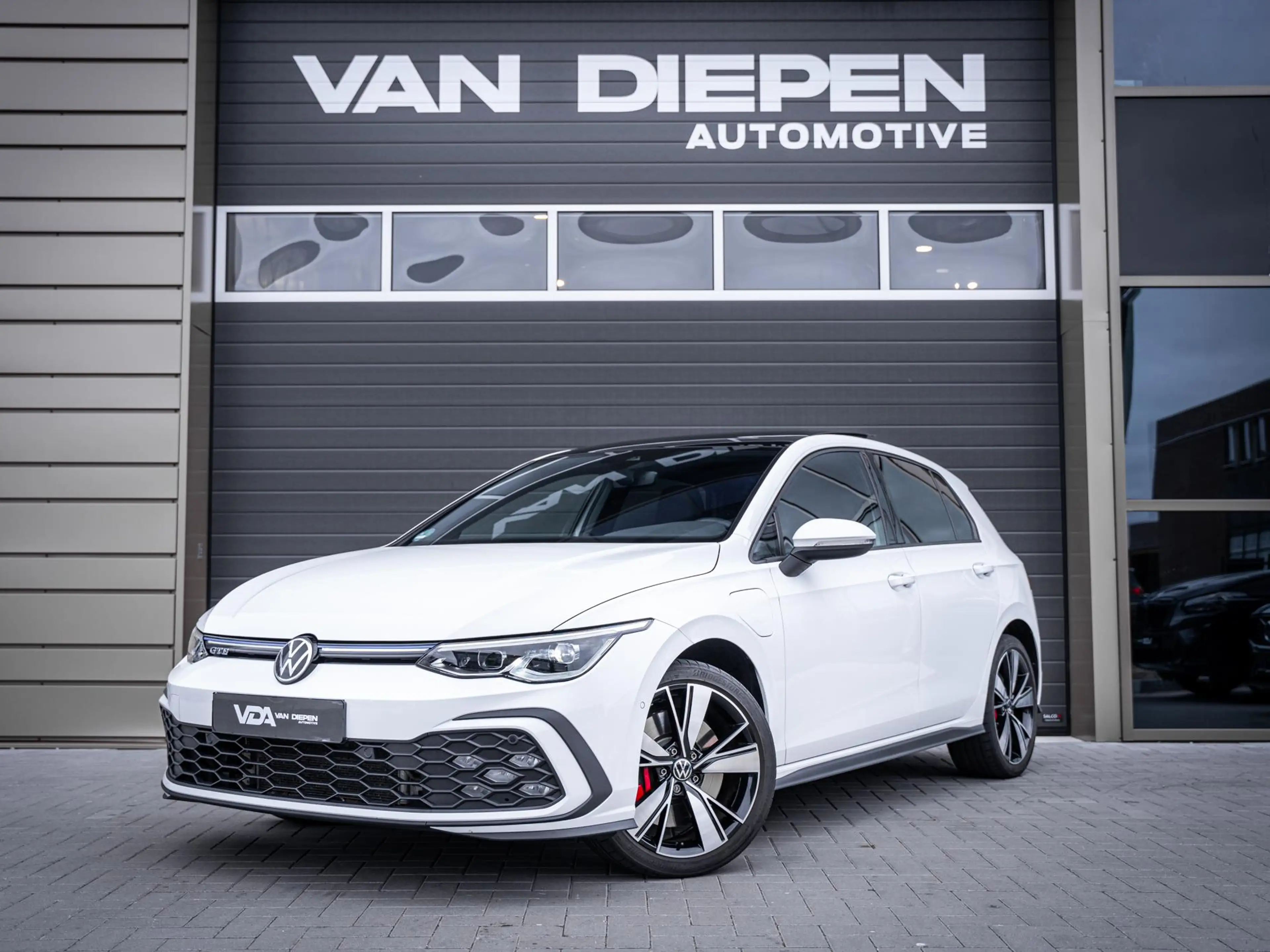 Volkswagen Golf GTE 8 1.4 eHybrid - Pano l Camera l Carplay