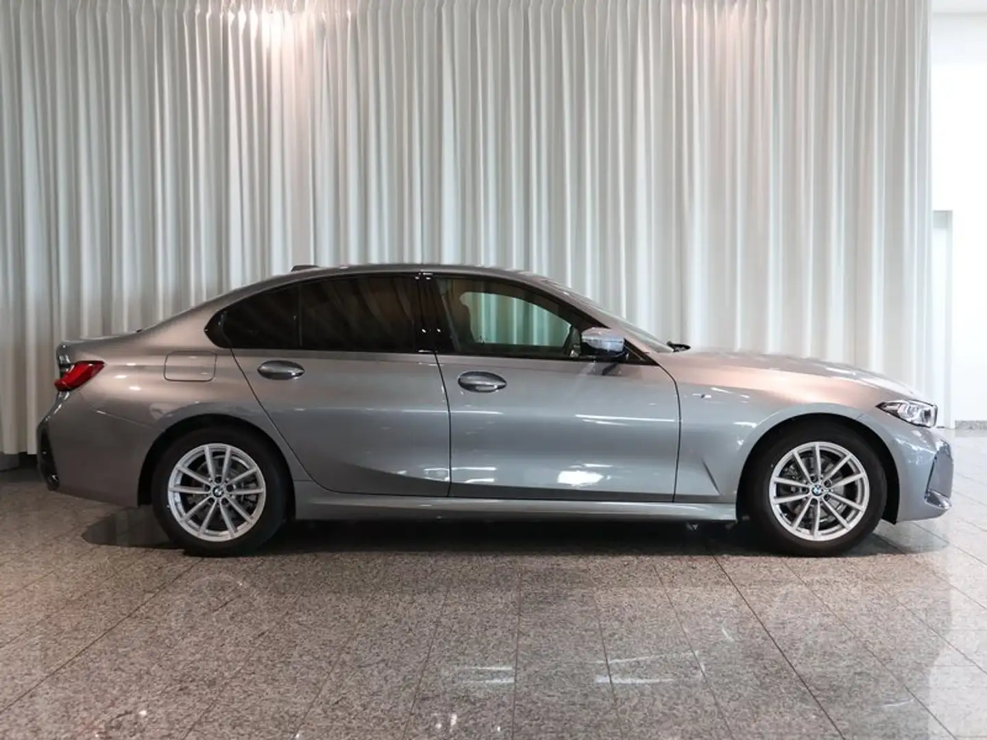 BMW 320 d M Sport Lim DrivAssProf Adp.LED 360° HiFi Grau - 2