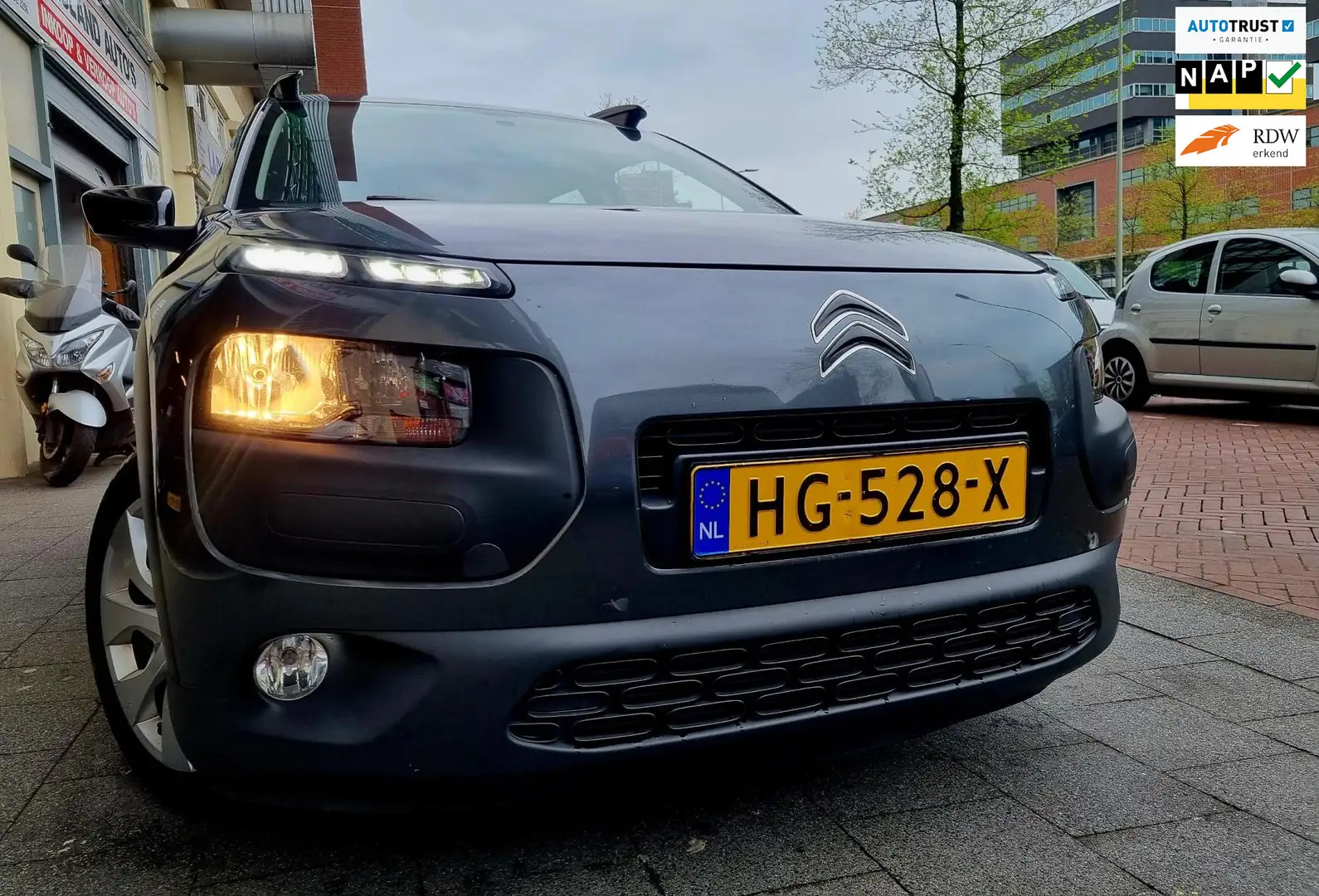 Citroen C4 Cactus 1.2 PureTech Feel Navi ParkSens Grijs - 1