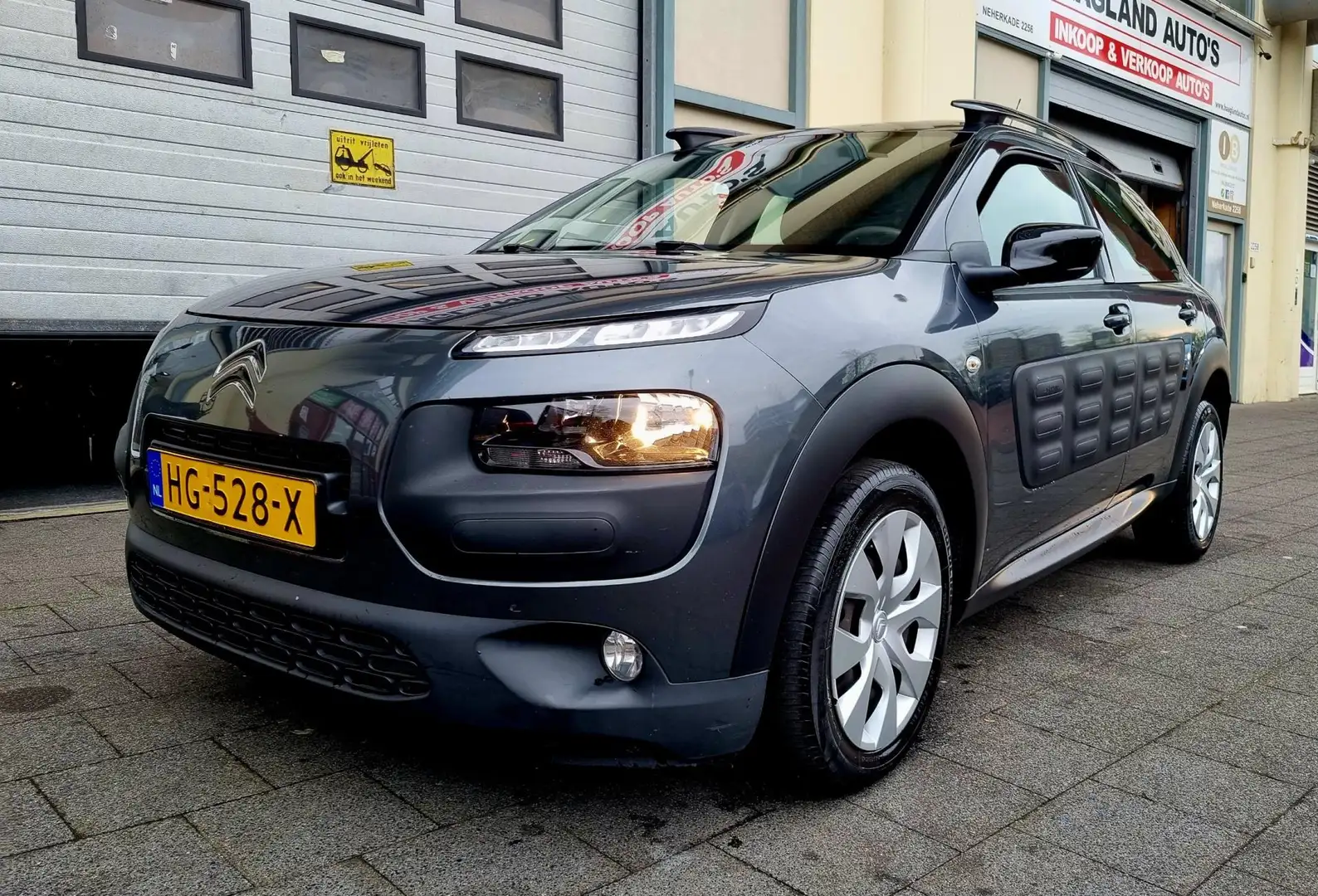 Citroen C4 Cactus 1.2 PureTech Feel Navi ParkSens Grijs - 2