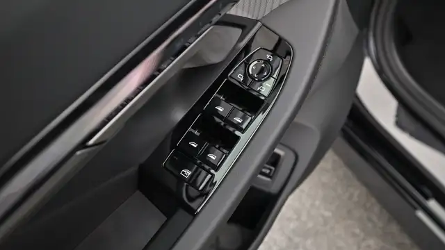 BMW 520 d xDrive *M-Paket/AHK/Paket Care/360°/H&K-Sound/Sitzlüftung* Ansicht 19