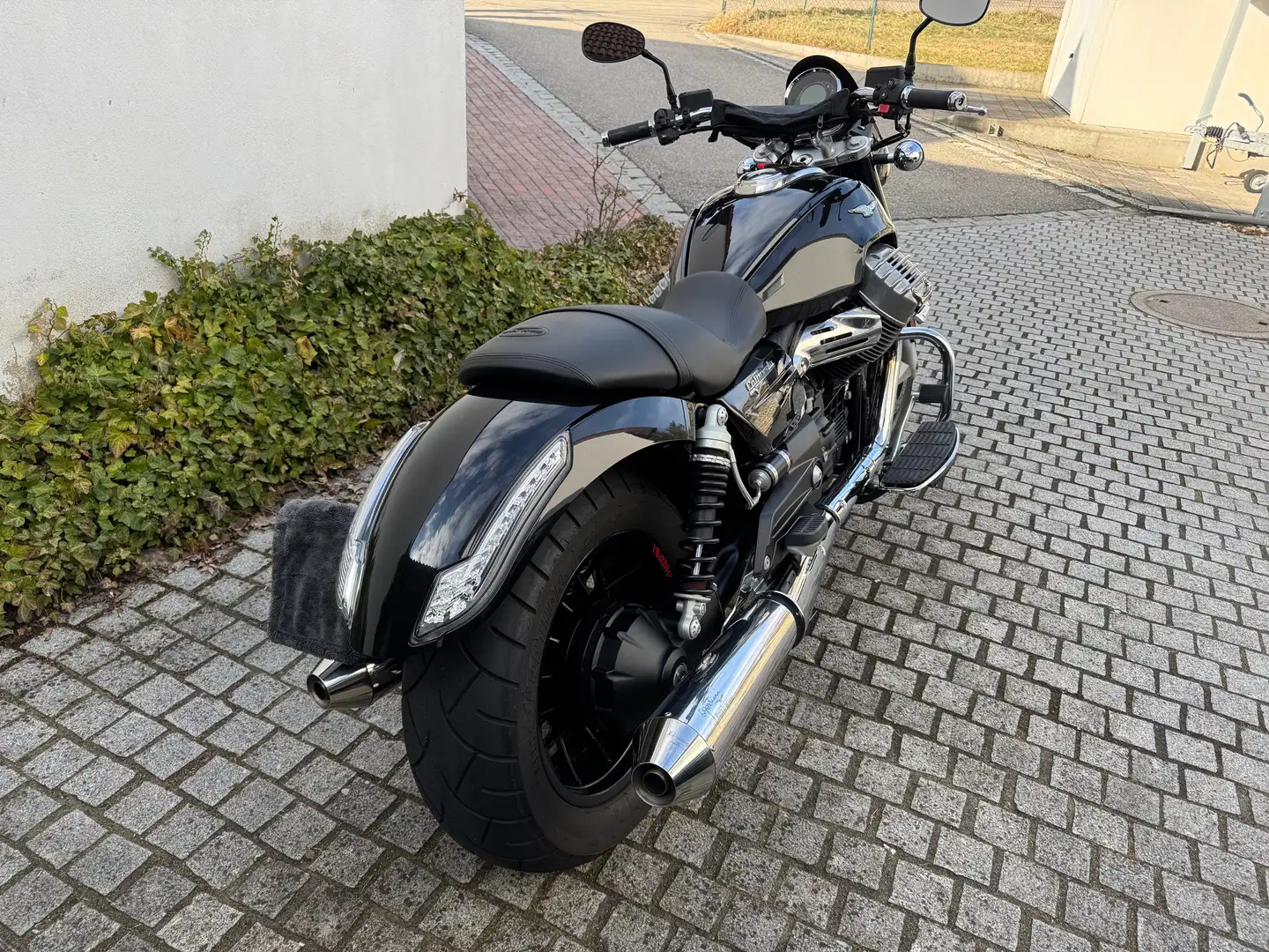 Moto Guzzi California 1400 Custom Noir - 1