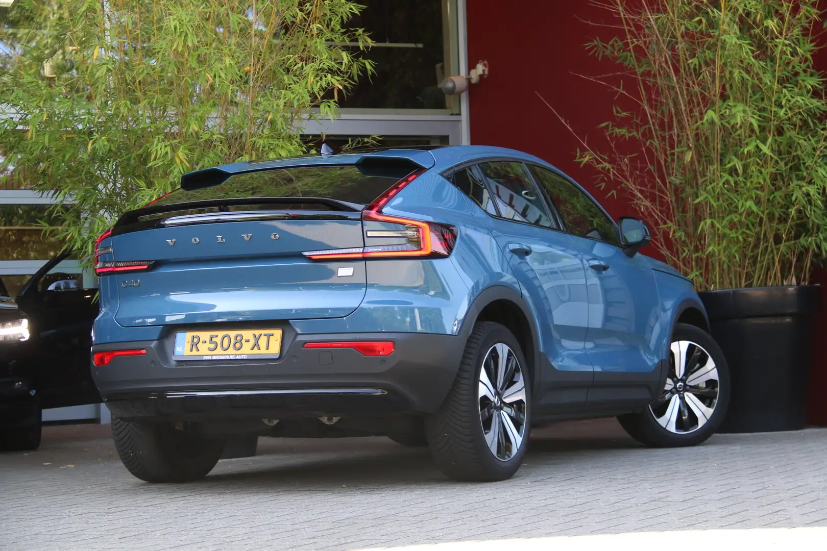 Volvo C40 Single Motor Plus 69 kWh | Panoramadak | Stuur/sto Blauw - 2