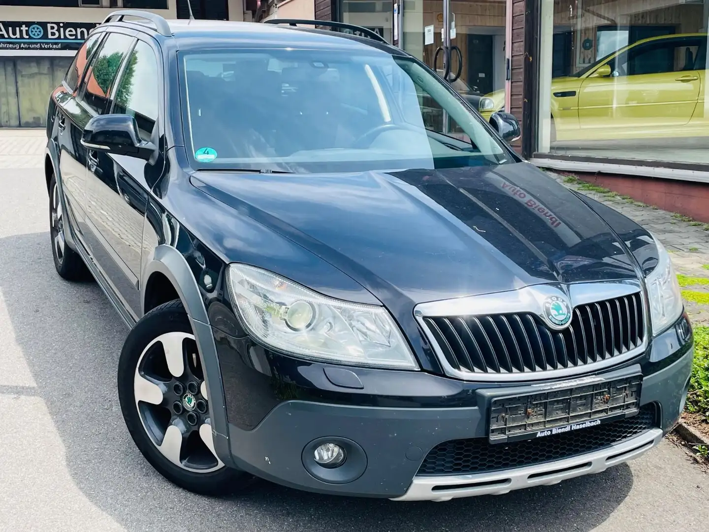 Skoda Octavia Combi Scout 4X4 Zwart - 1