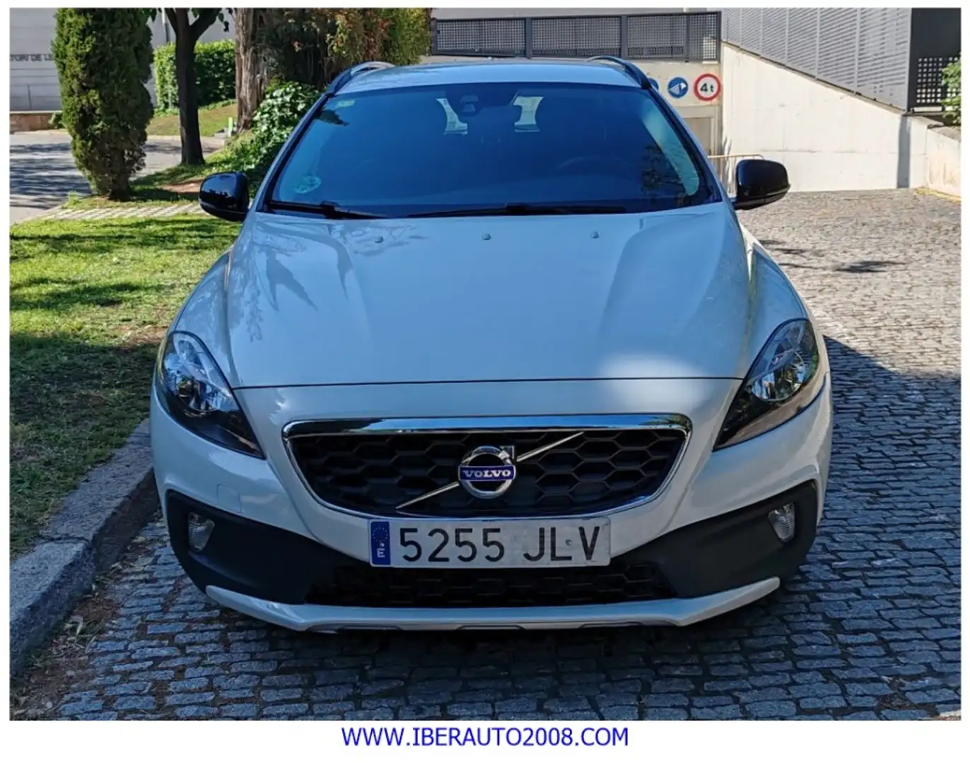 Volvo V40 Cross Country D2 Momentum Aut. 120 Blanc - 2