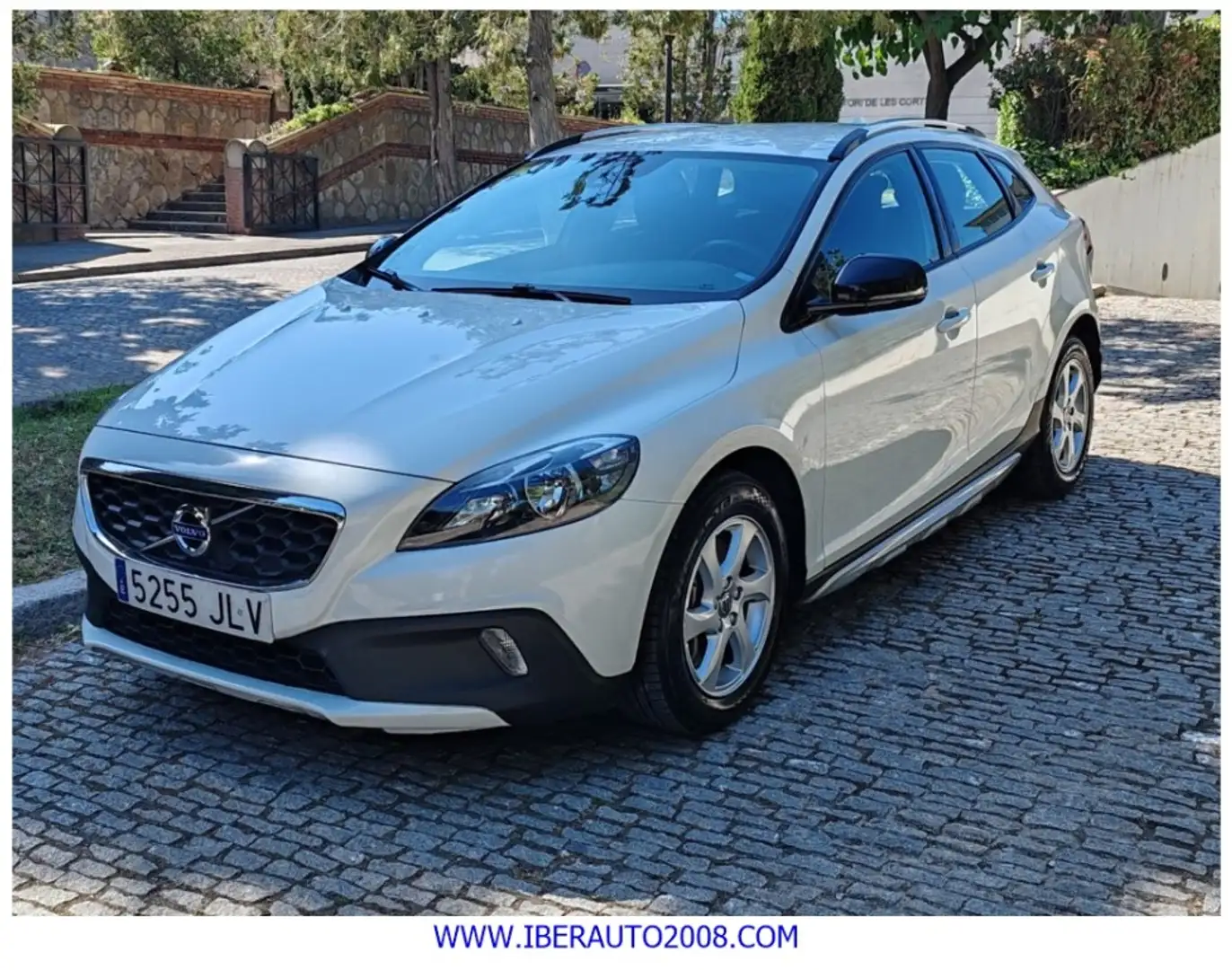 Volvo V40 Cross Country D2 Momentum Aut. 120 Blanc - 1