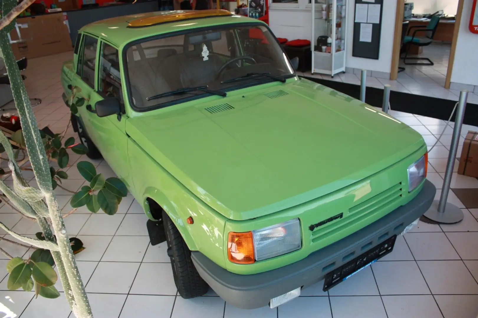 Wartburg 1,3i mit Schiebedach, AHK inkl.Gutachten Grün - 1