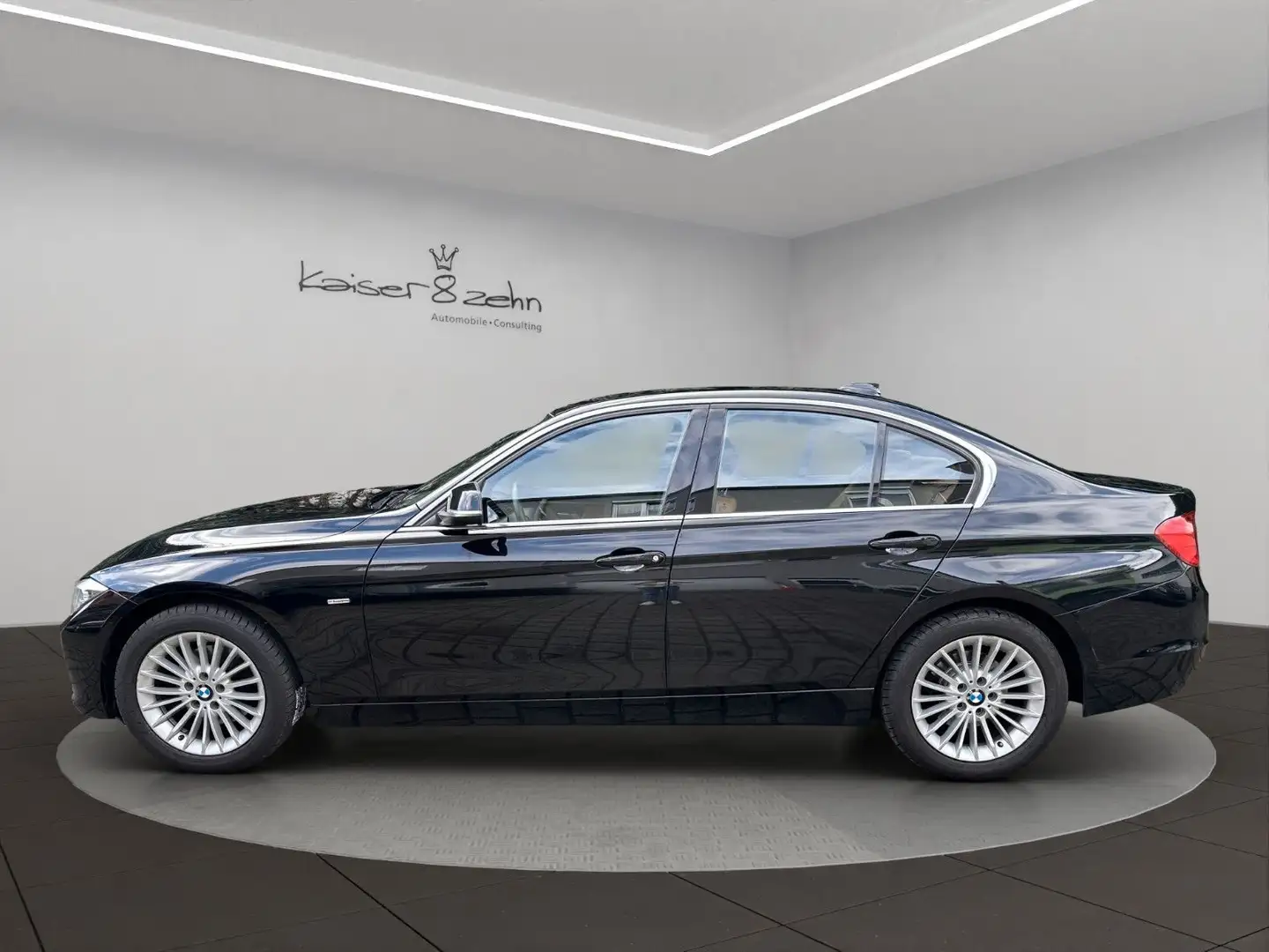 BMW 320 d xDrive Aut. Luxury Line Fekete - 2