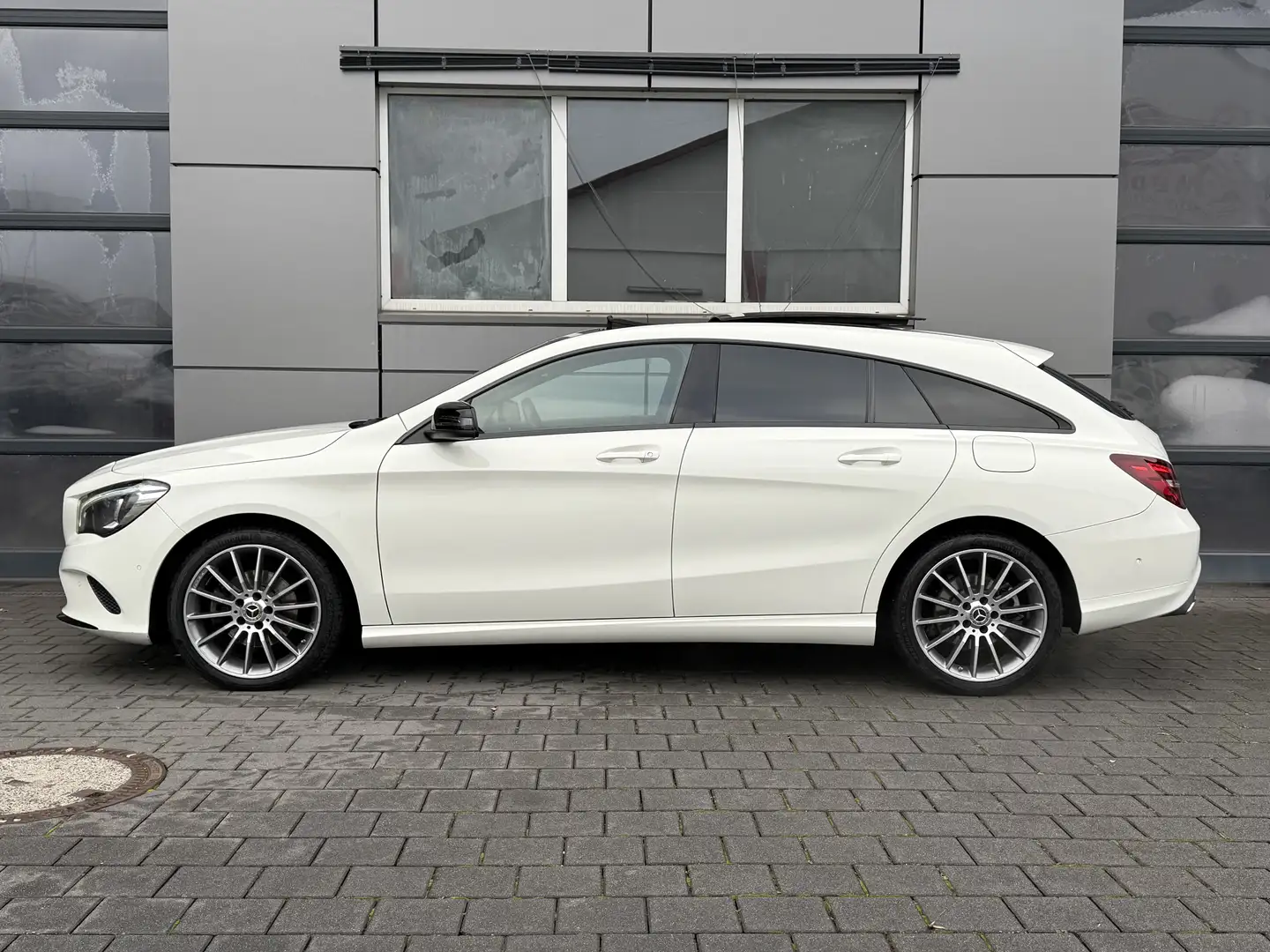 Mercedes-Benz CLA 200 Shooting Brake Urban AMG-Felgen/Pano/Navi/LED Wit - 2