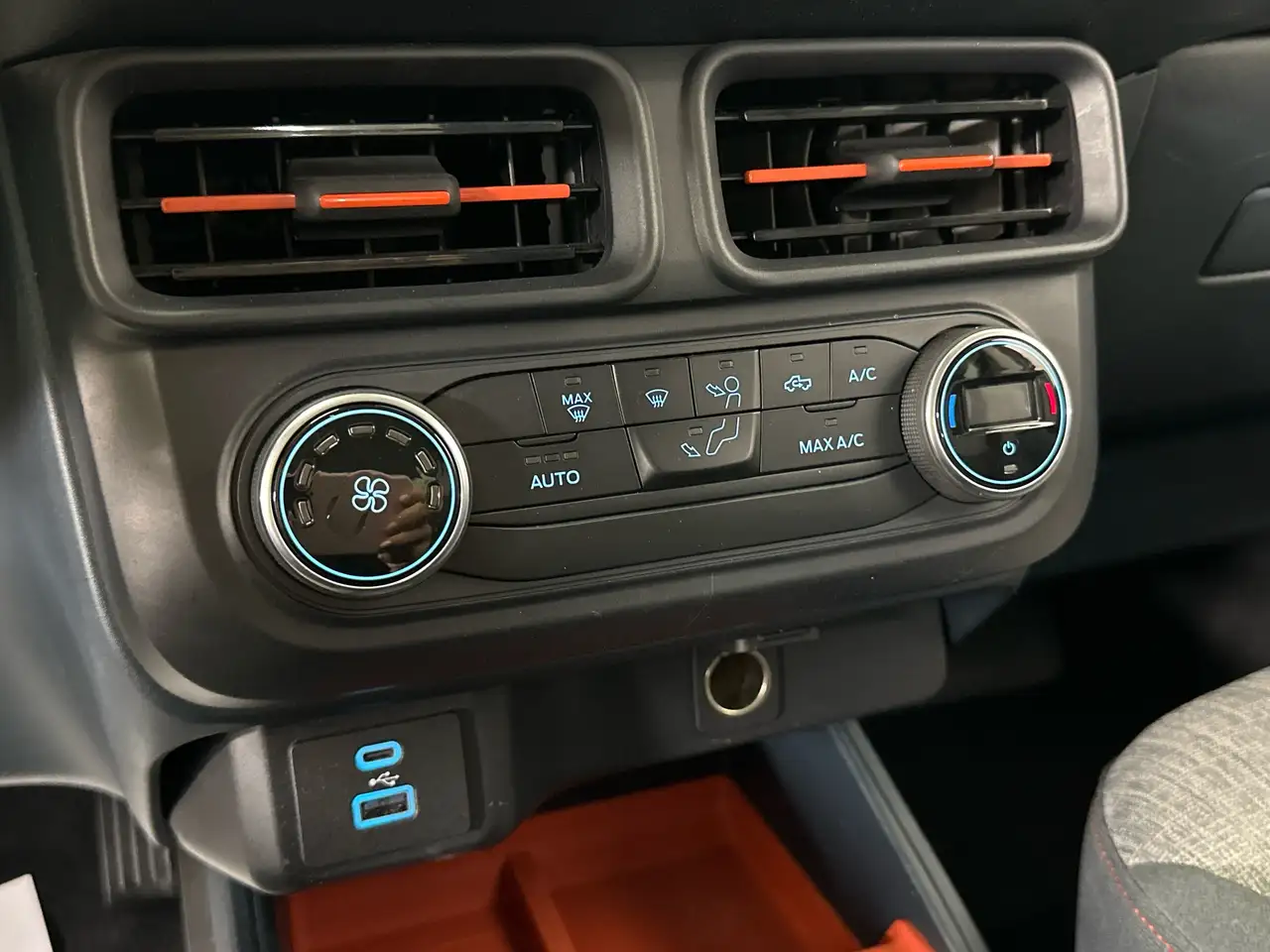 Ford Maverick снимка Ford Maverick