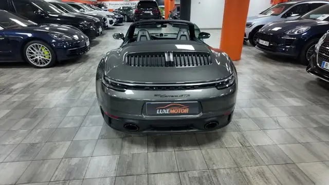 Porsche 911 view 5