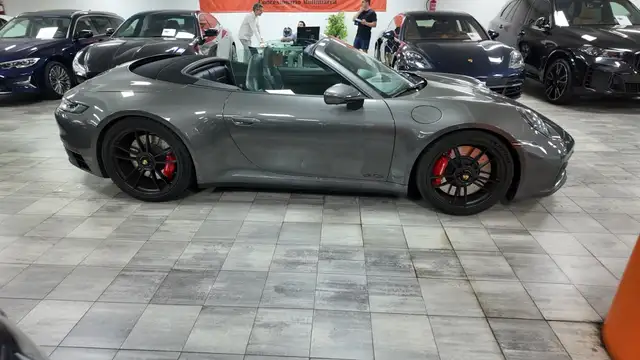 Porsche 911 view 7