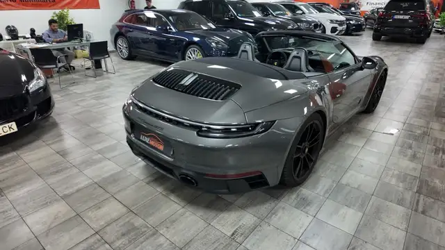 Porsche 911 view 6