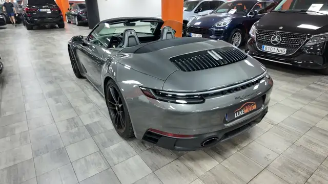 Porsche 911 view 4