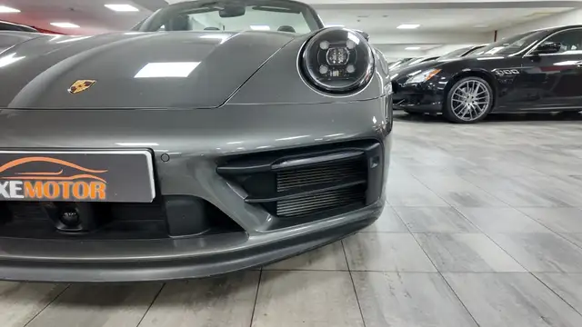 Porsche 911 view 9