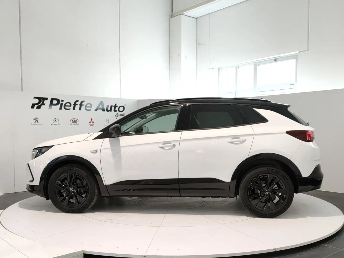 Opel Grandland GS HYBRID 136 HP Bianco - 2