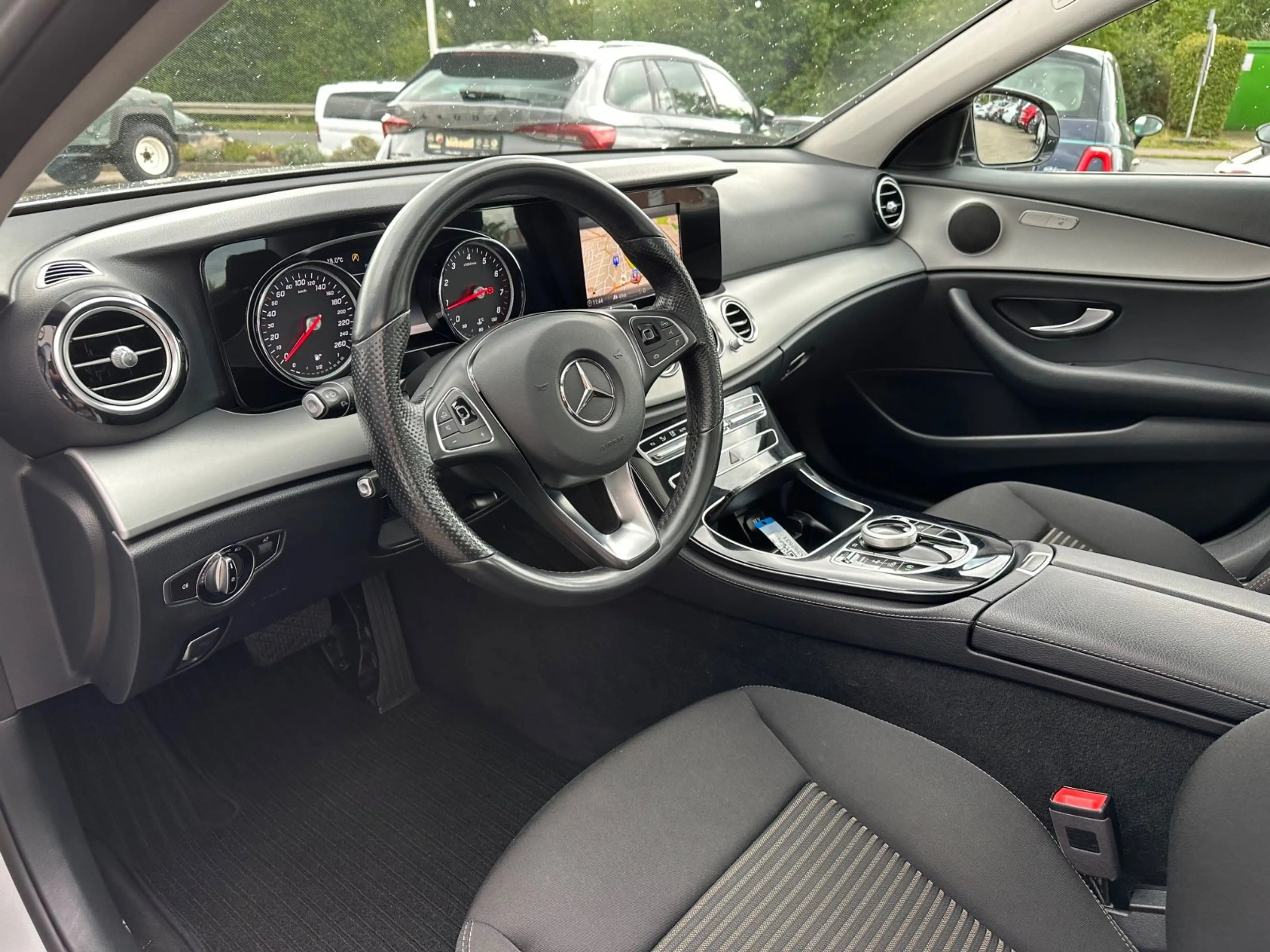 Mercedes-Benz E 250 Limousine Avantgarde Pano — photo 8