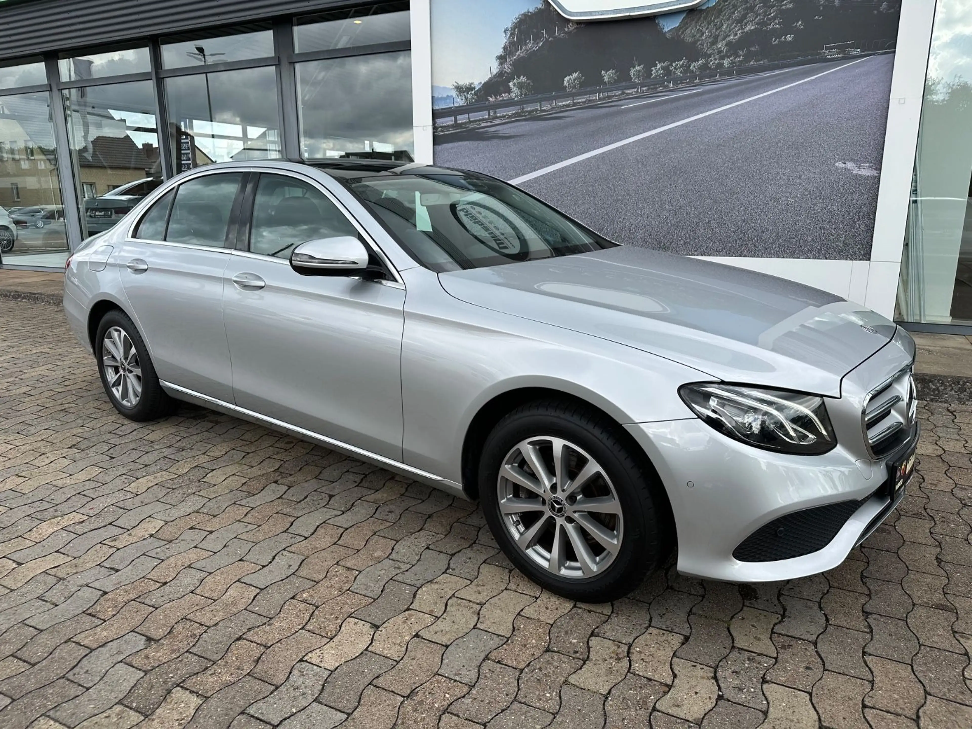 Mercedes-Benz E 250 Limousine Avantgarde Pano — photo 2