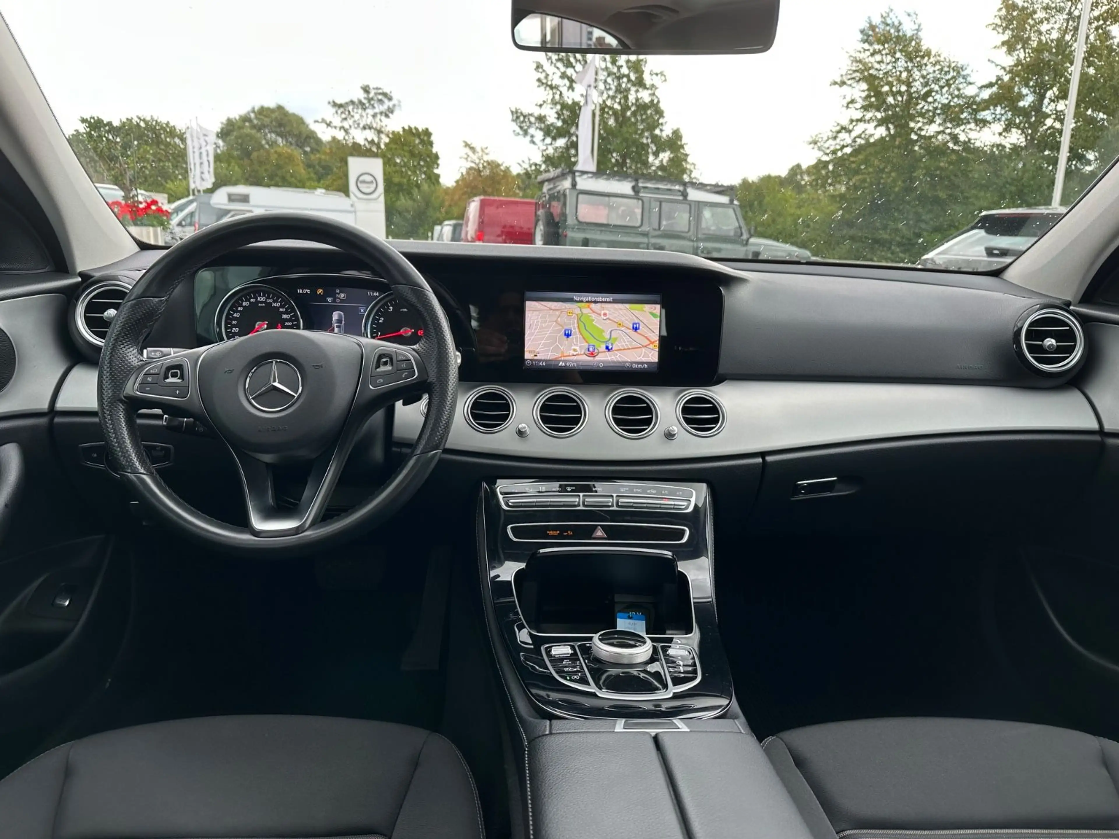 Mercedes-Benz E 250 Limousine Avantgarde Pano — photo 11