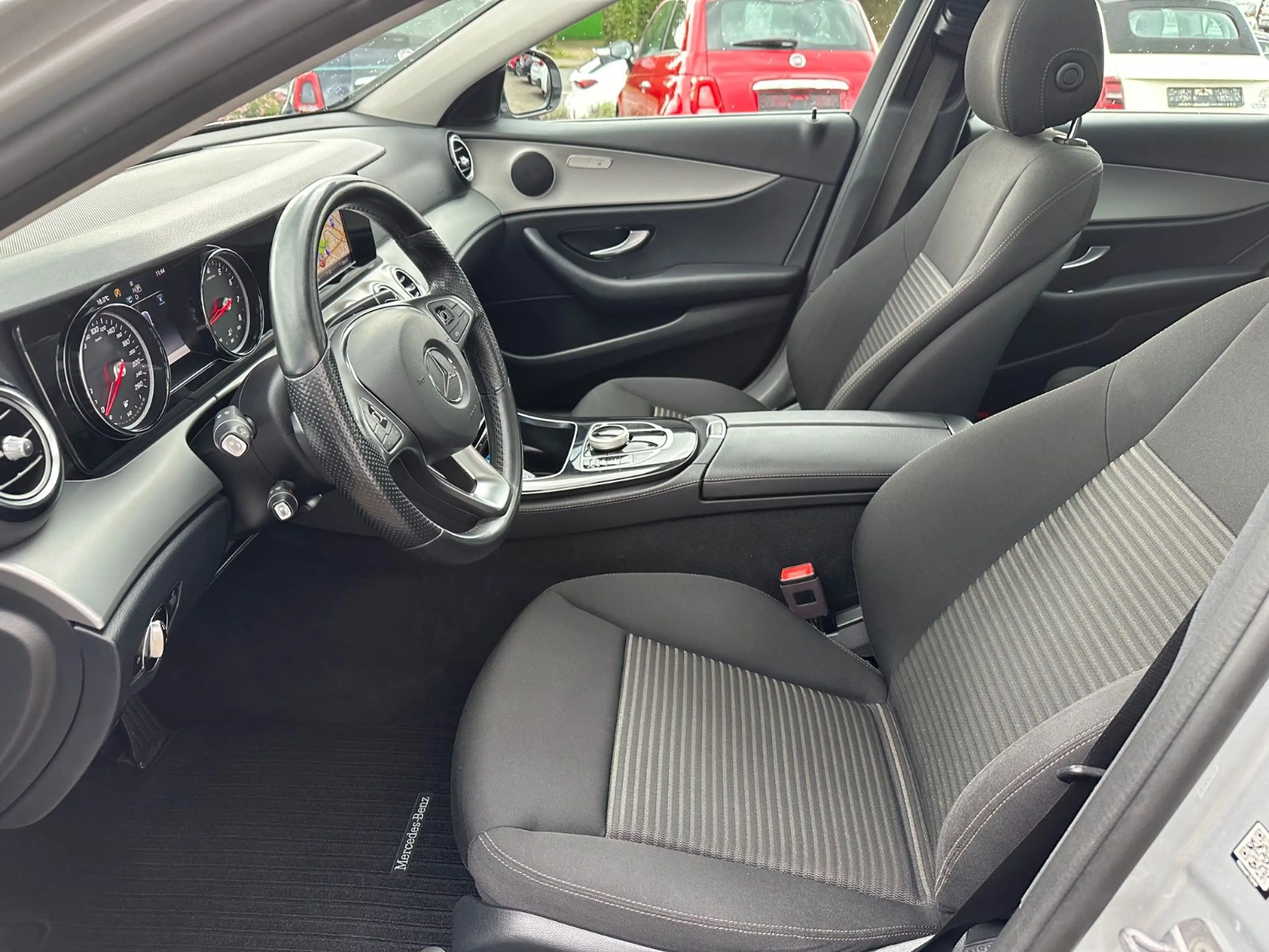 Mercedes-Benz E 250 Limousine Avantgarde Pano — photo 9