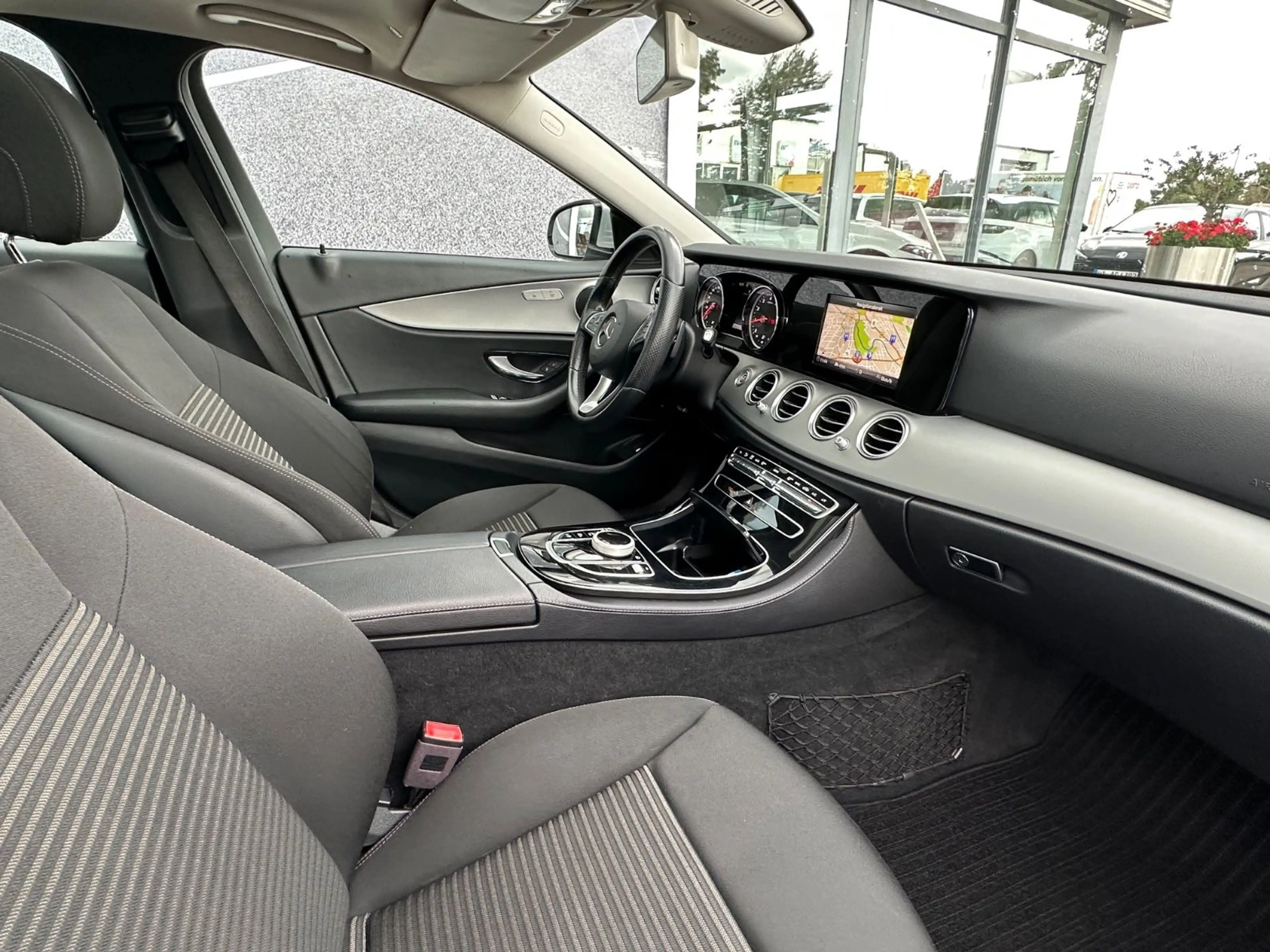 Mercedes-Benz E 250 Limousine Avantgarde Pano — photo 13