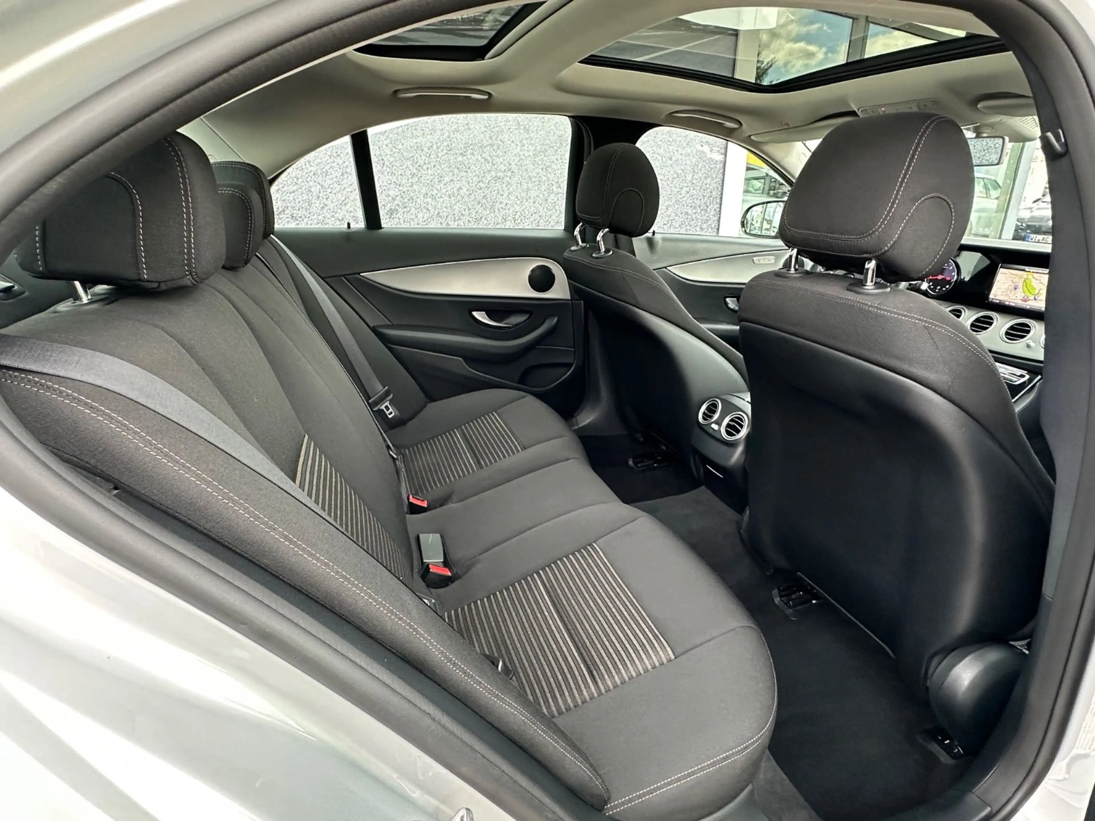 Mercedes-Benz E 250 Limousine Avantgarde Pano — photo 12
