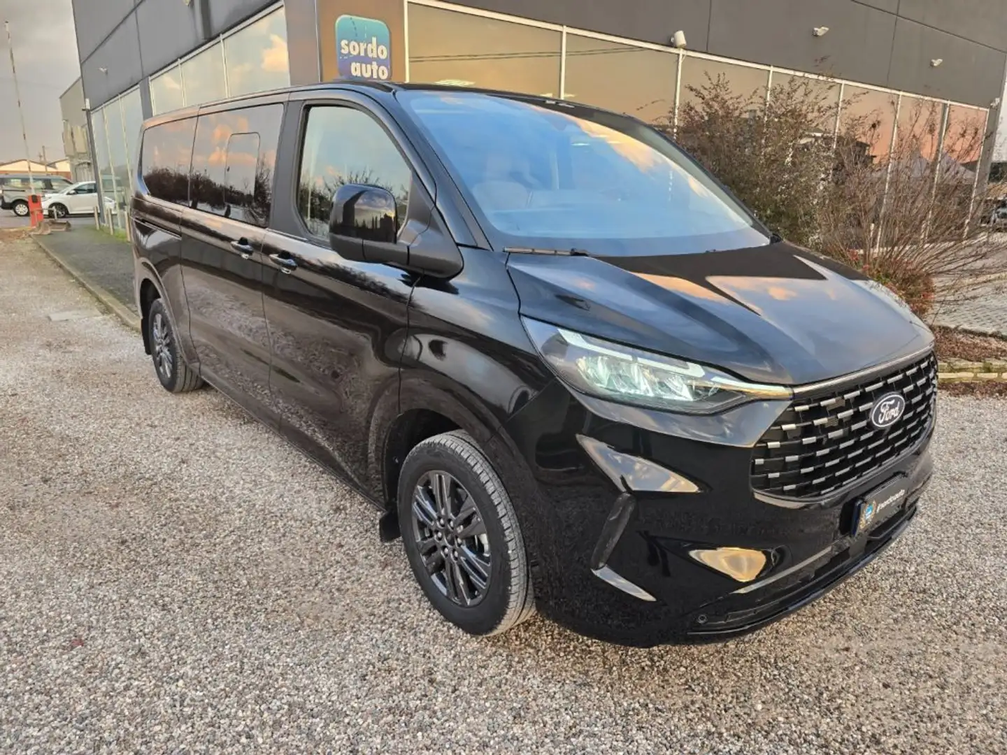 Ford Tourneo Custom 170CV Automatico Titanium Passo Lungo Schwarz - 2