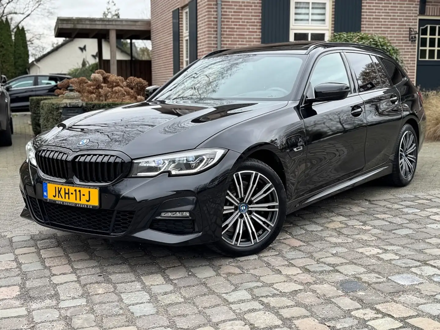 BMW 330 e touring XDrive M-sport autom 1/2leer,panodak,hea Zwart - 1