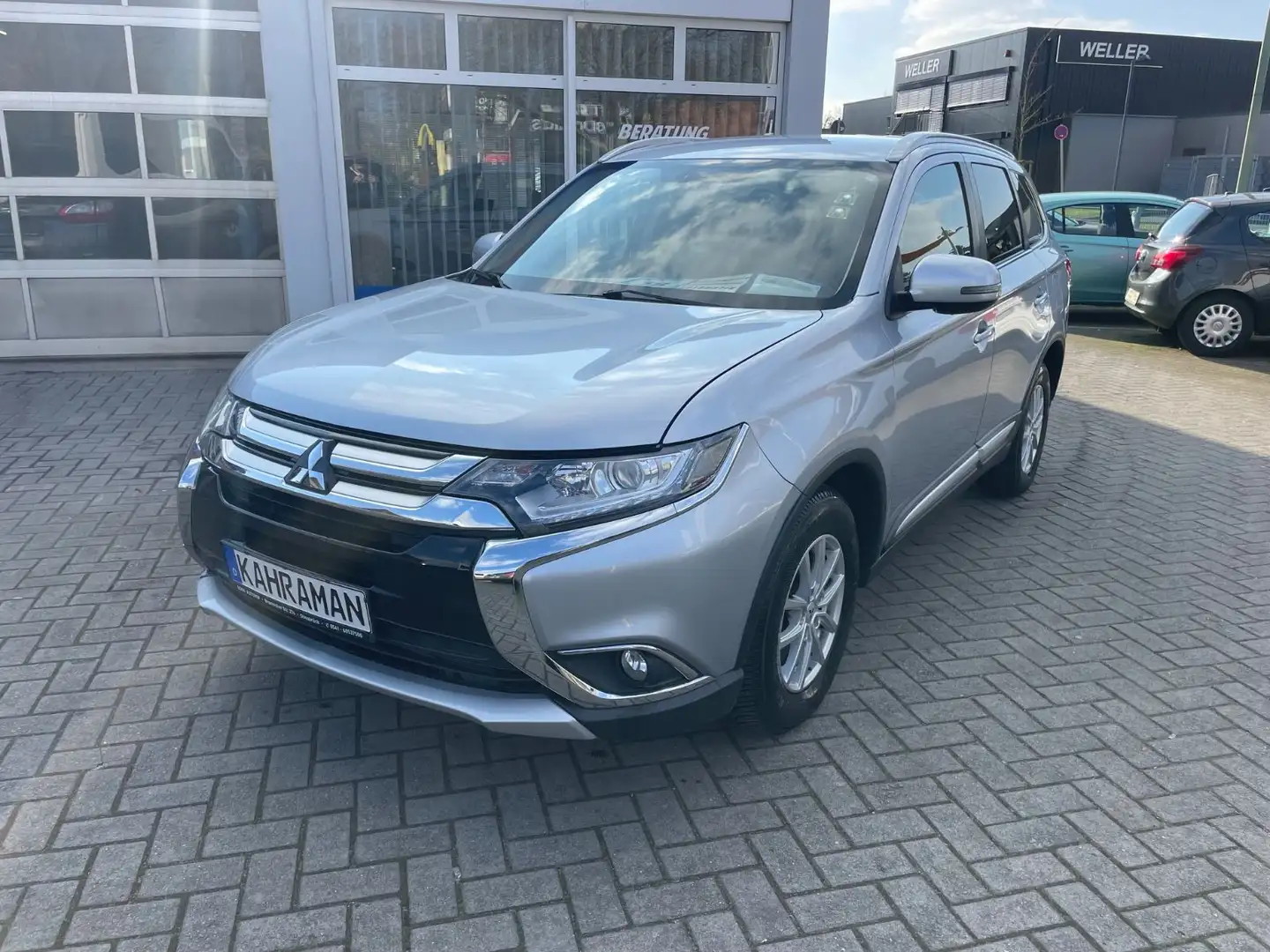 Mitsubishi Outlander Plus 4WD*AUTOMATIK*KLIMA*(7 SITZER)* Silber - 2