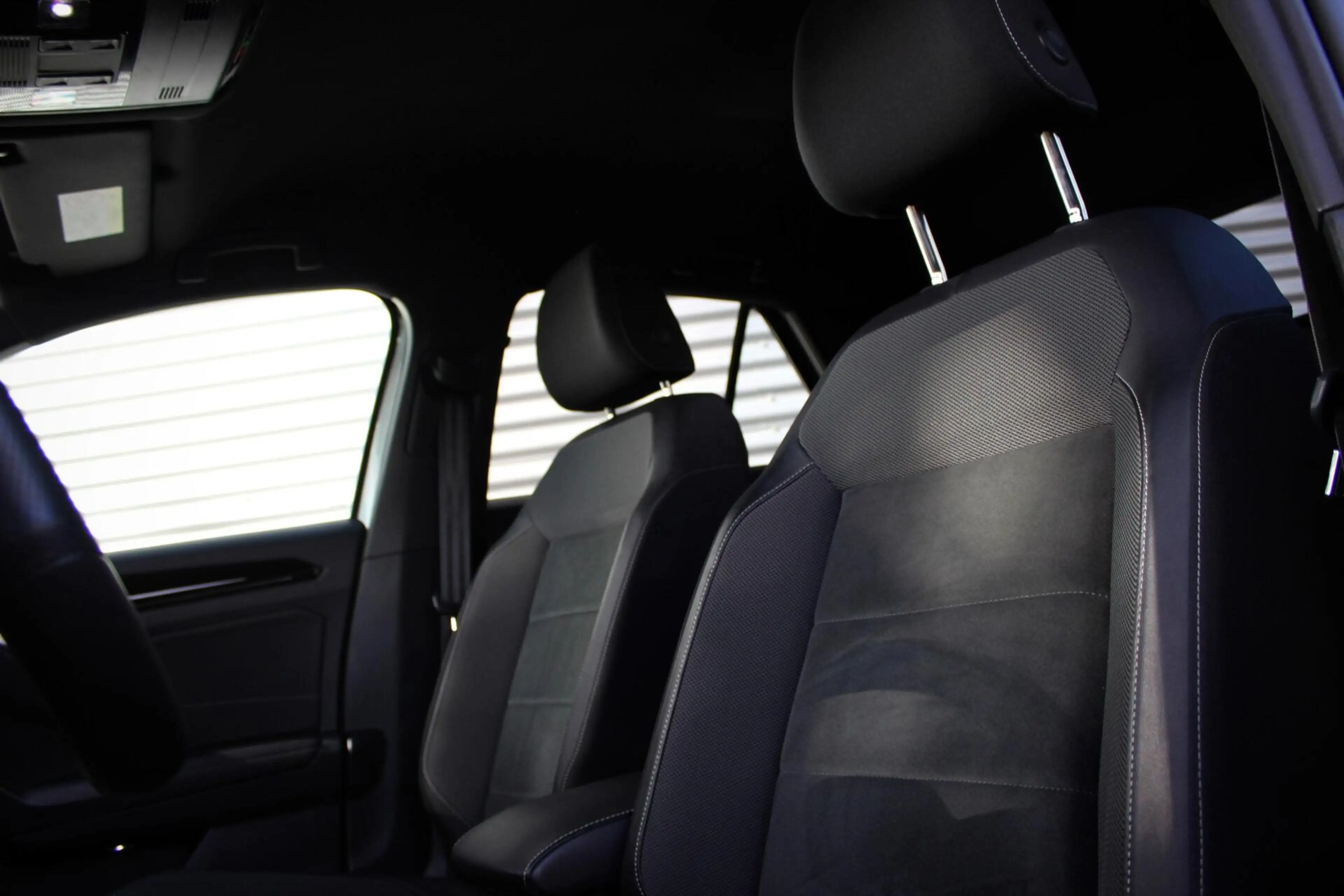 Volkswagen T-Roc 1.5 TSI R-Line // Black Style | Trekhaak | IQ.Ligh — photo 17