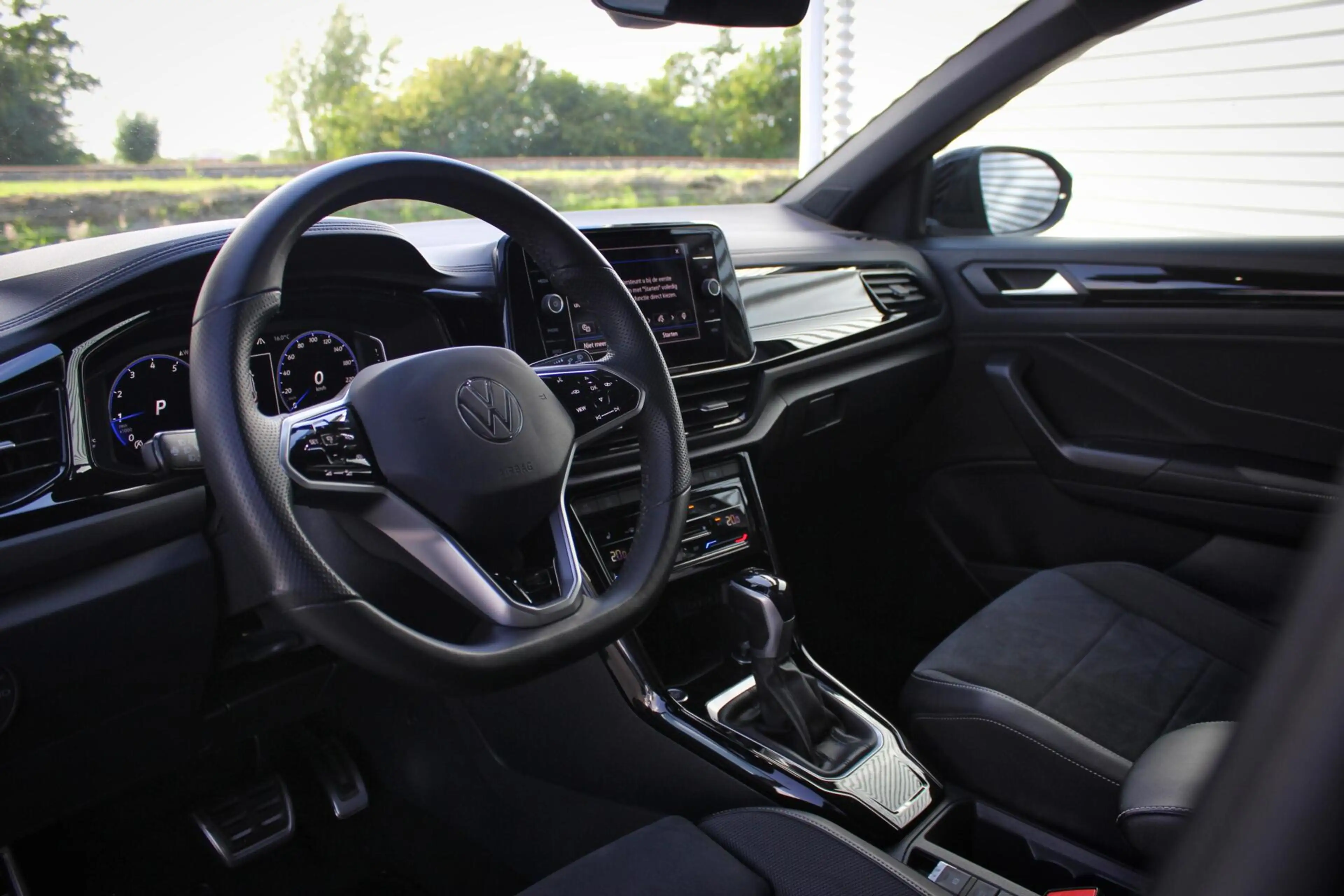 Volkswagen T-Roc 1.5 TSI R-Line // Black Style | Trekhaak | IQ.Ligh — photo 4