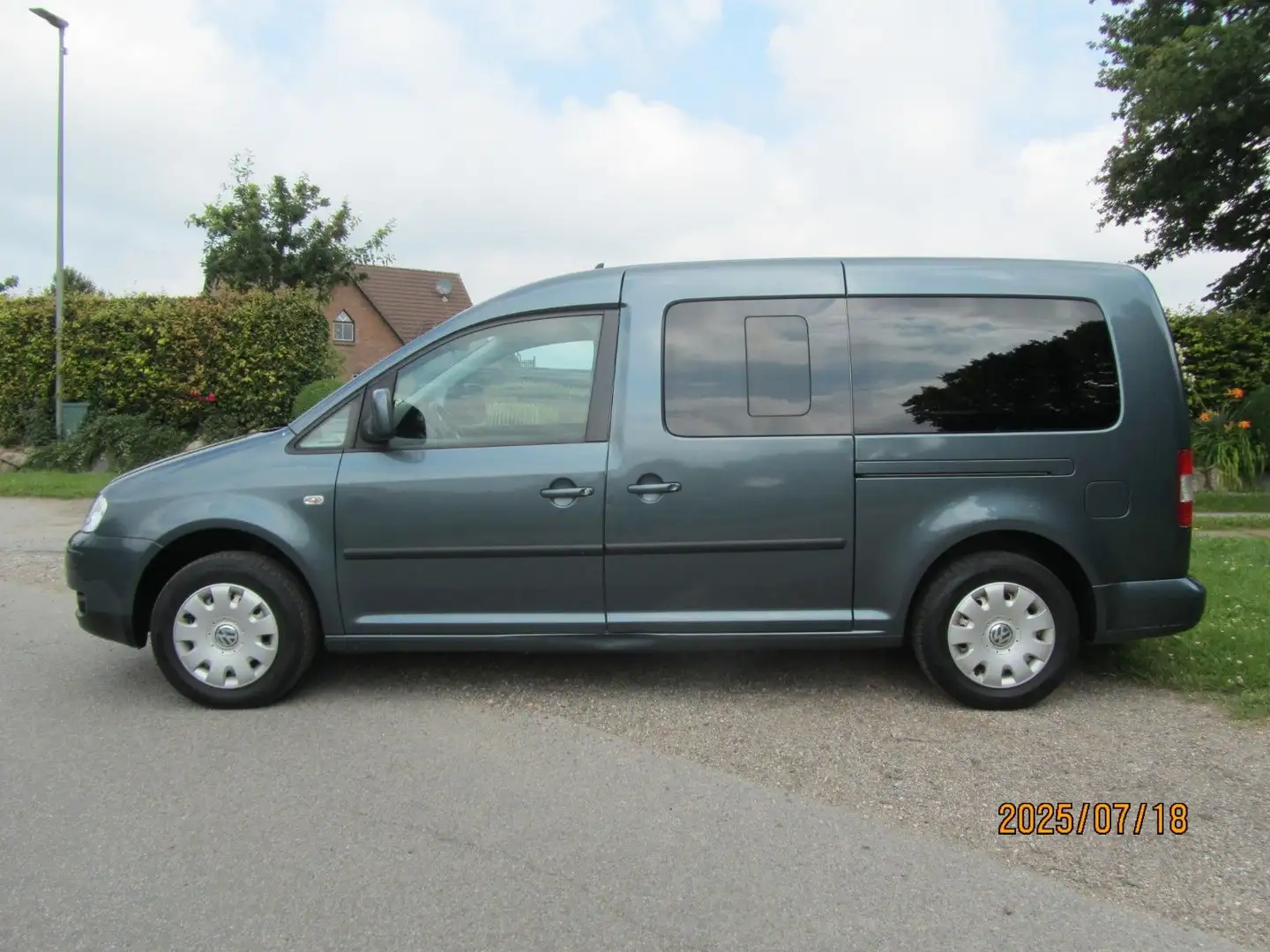 Volkswagen Caddy Maxi Life 1,9 TDI Automatik Klima AHK Grau - 1
